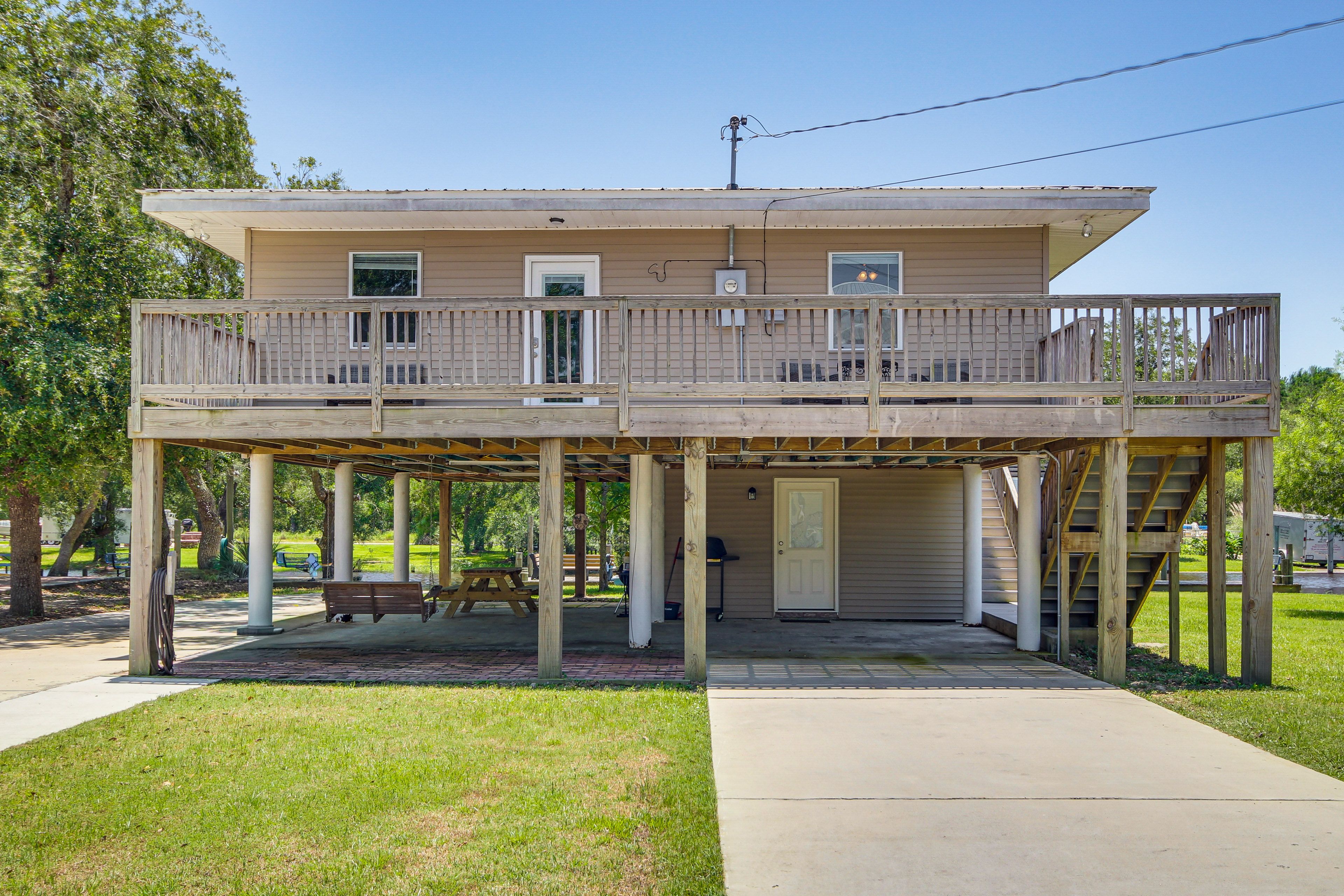 Exterior | Front Deck | Covered Seating & Dining Area