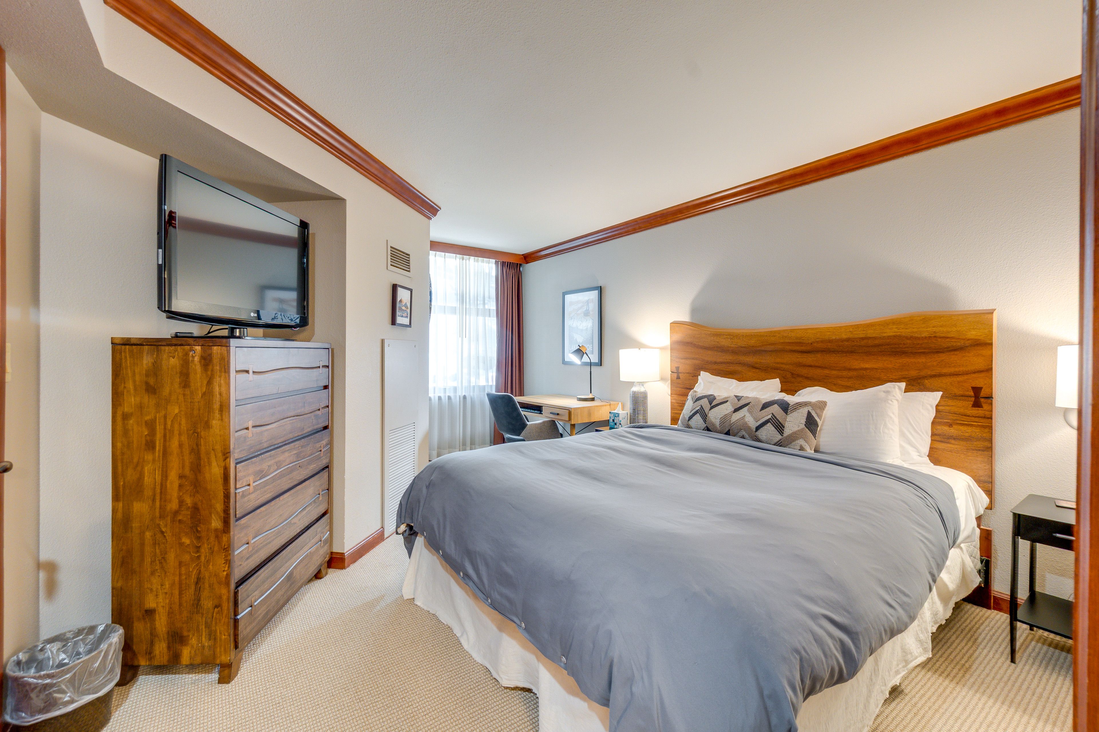 Bedroom 1 | King Bed