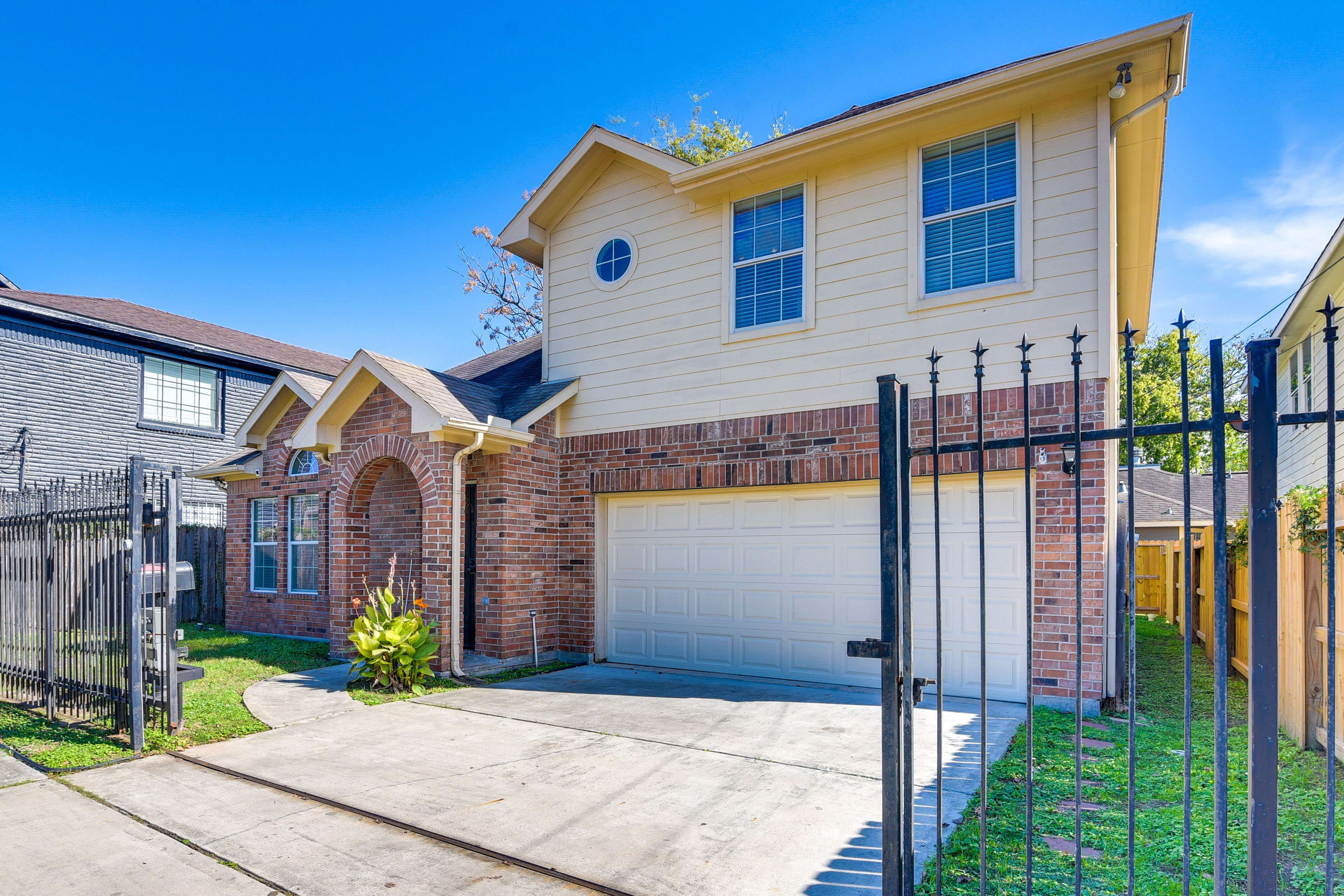 Parking | Driveway (2 Vehicles) | Garage (2 Vehicles)