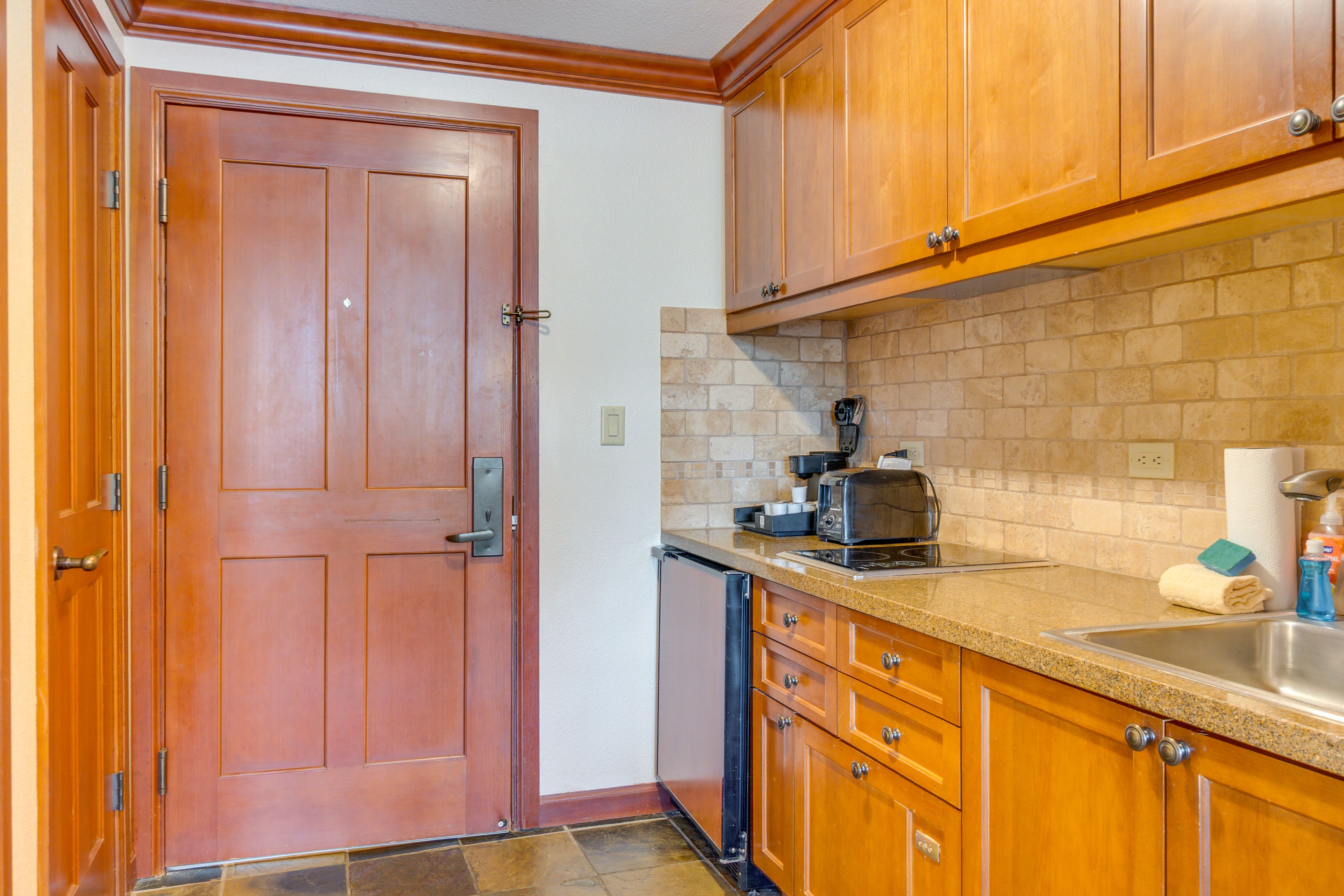 Kitchenette | Mini Fridge | 2-Burner Stovetop | Coffee Maker