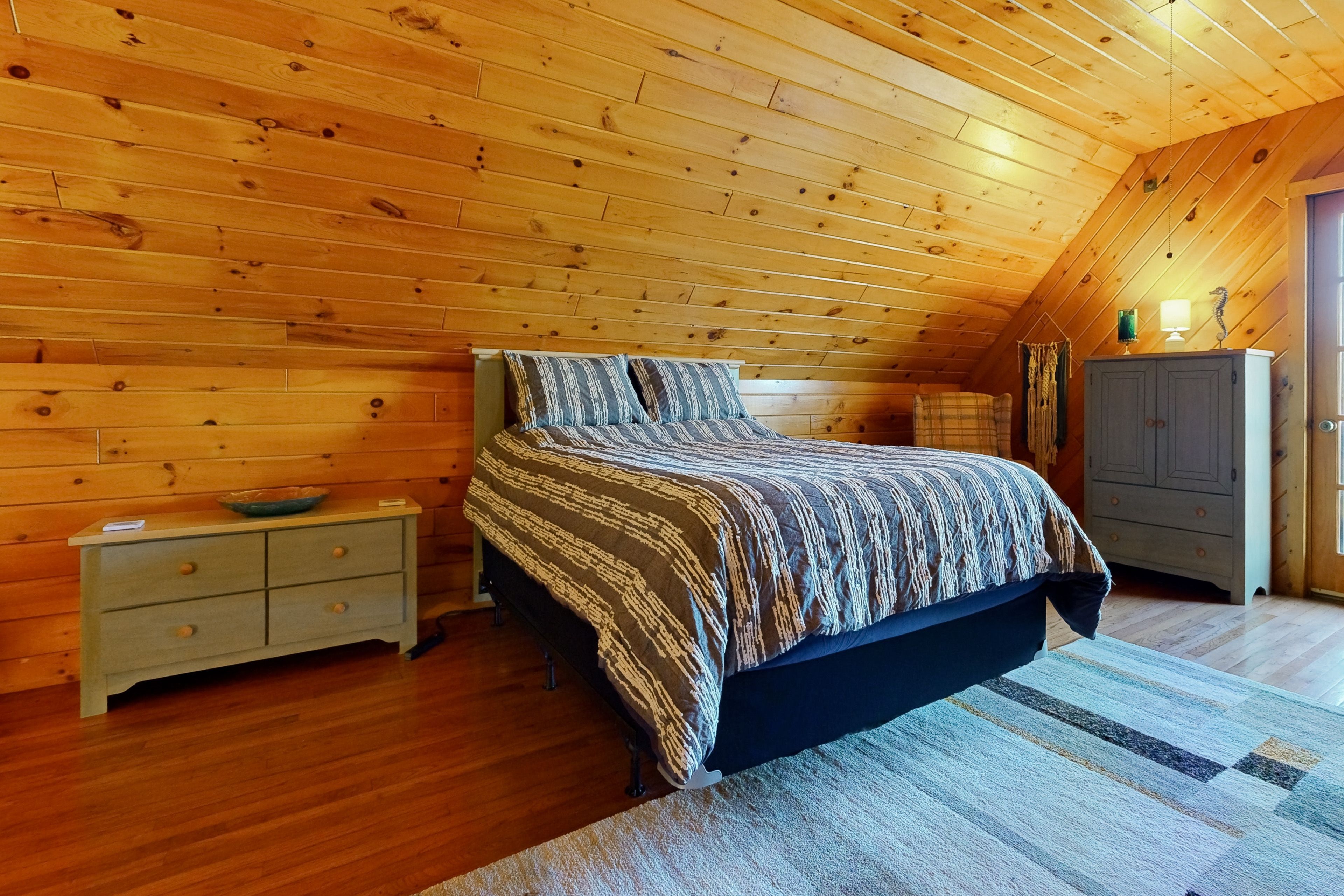 Bedroom 2 | Queen Bed | 2 Twin Beds