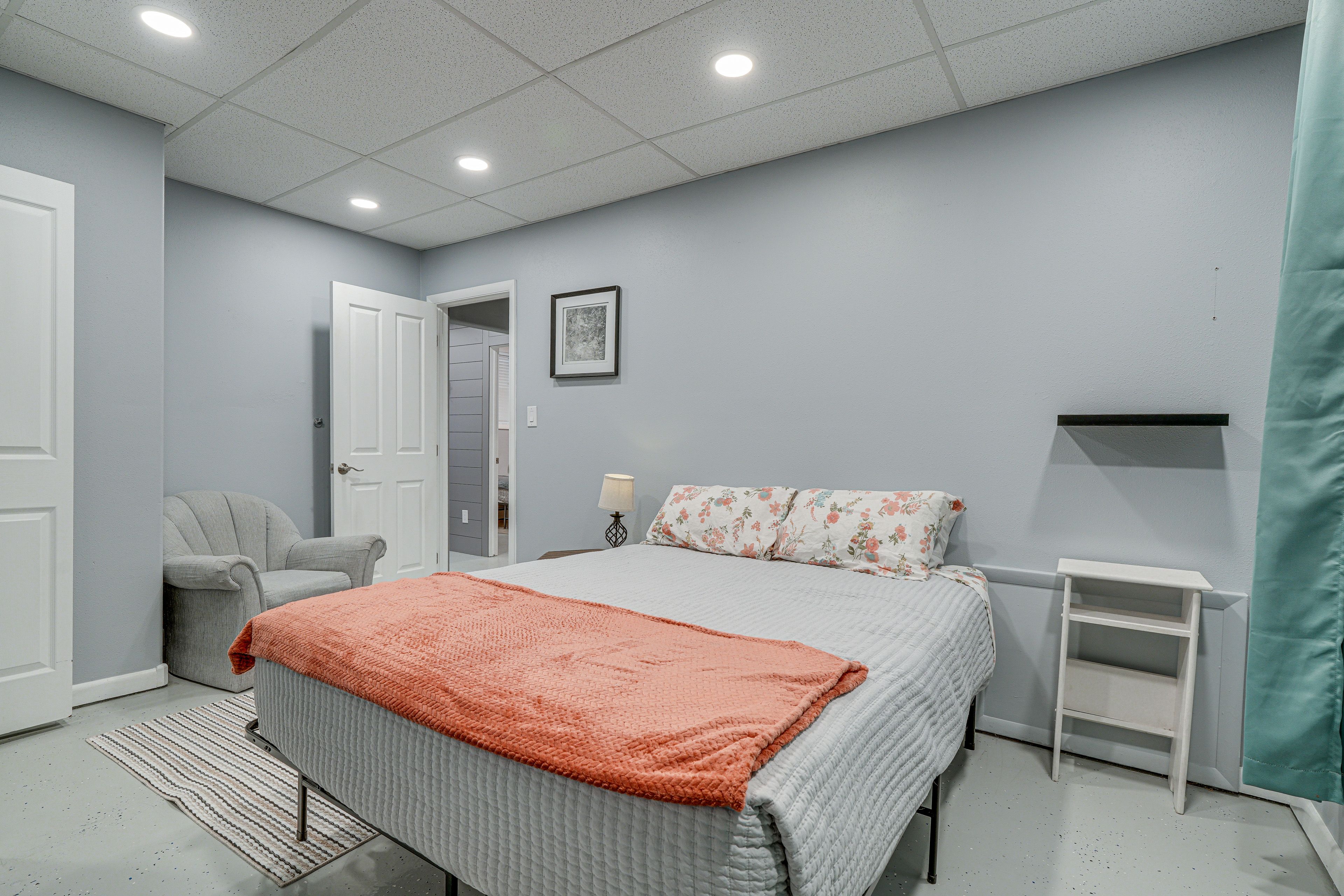 Bedroom 1 | Queen Bed