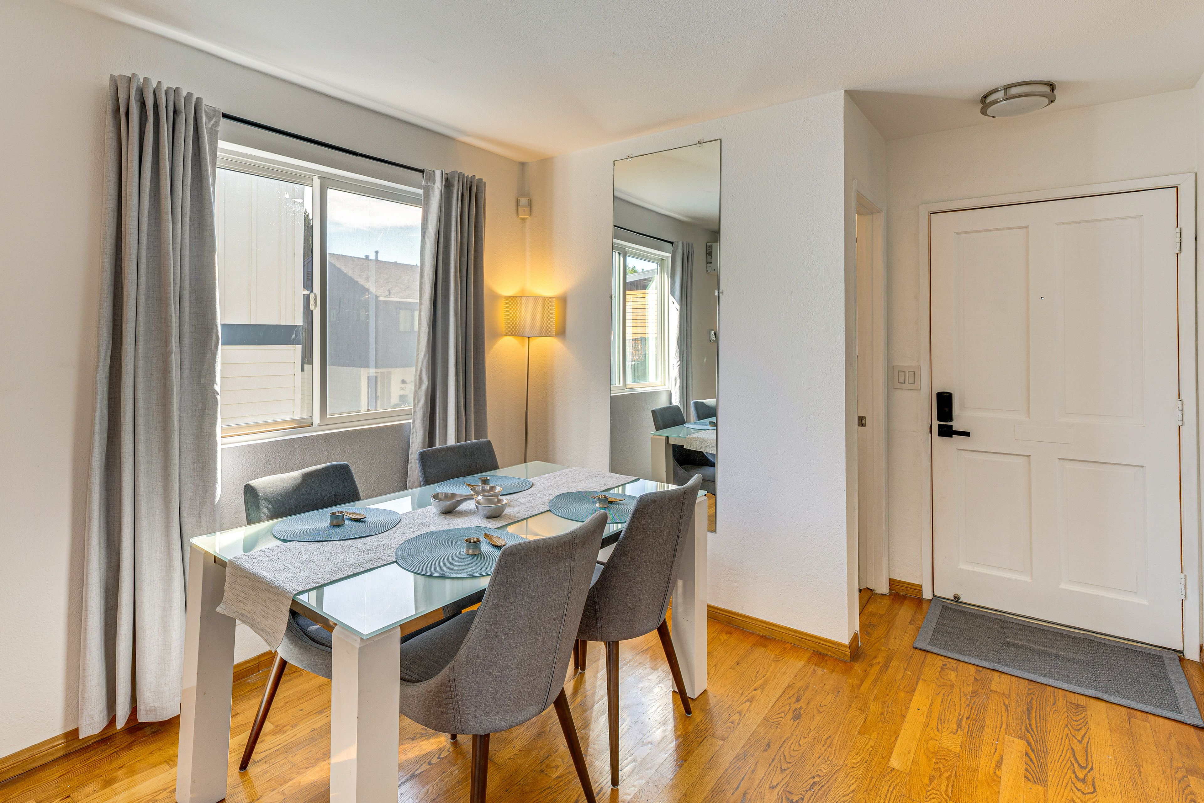 Dining Area | Dishware/Flatware Provided | 1st Floor