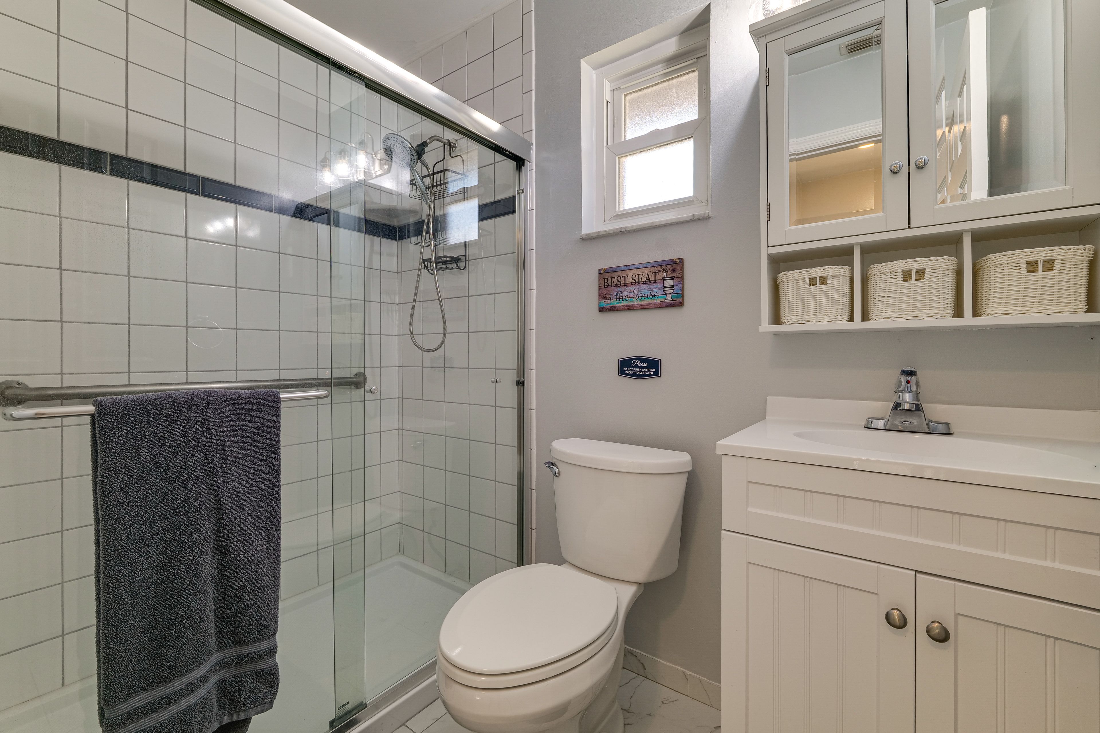 Full Bathroom | Complimentary Toiletries | Towels Provided