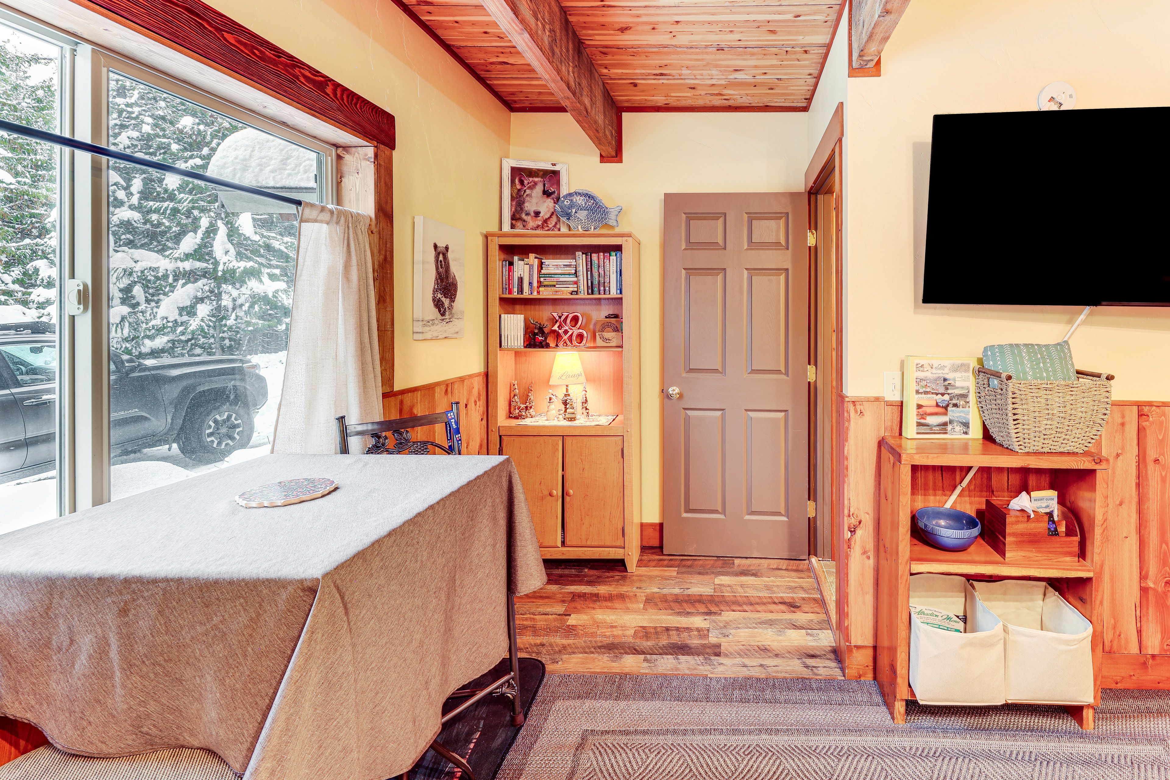 Dining Table | Dishware/Flatware