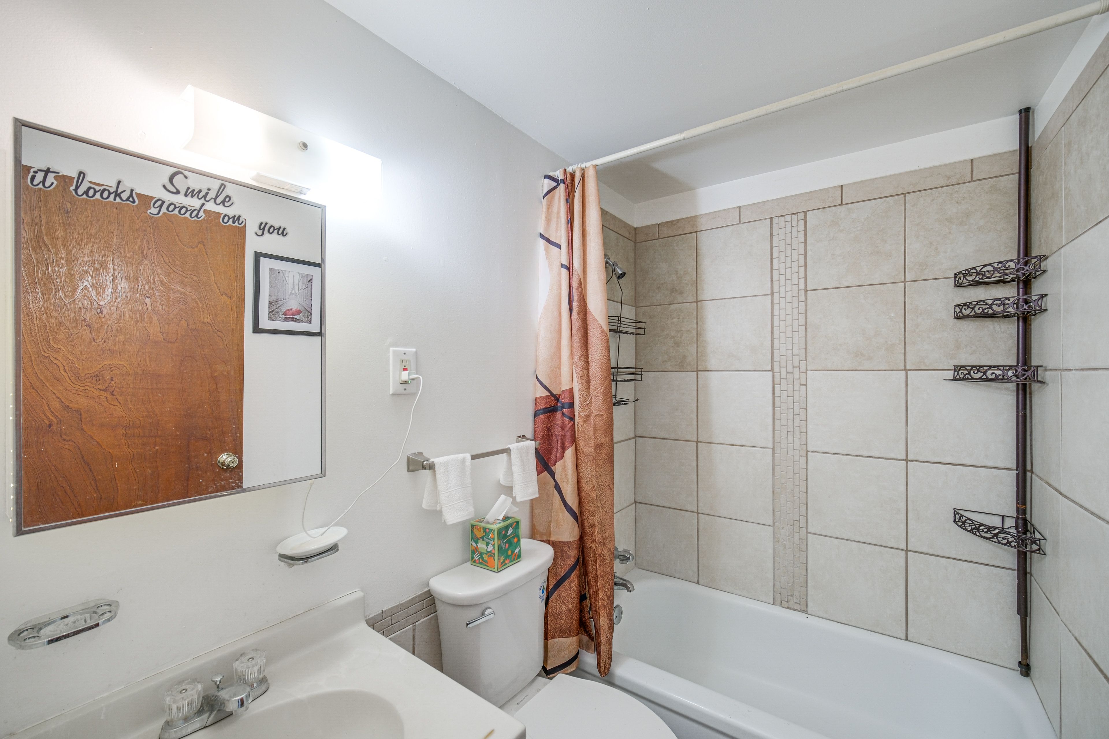 Full Bathroom | Towels Provided | 2nd Floor