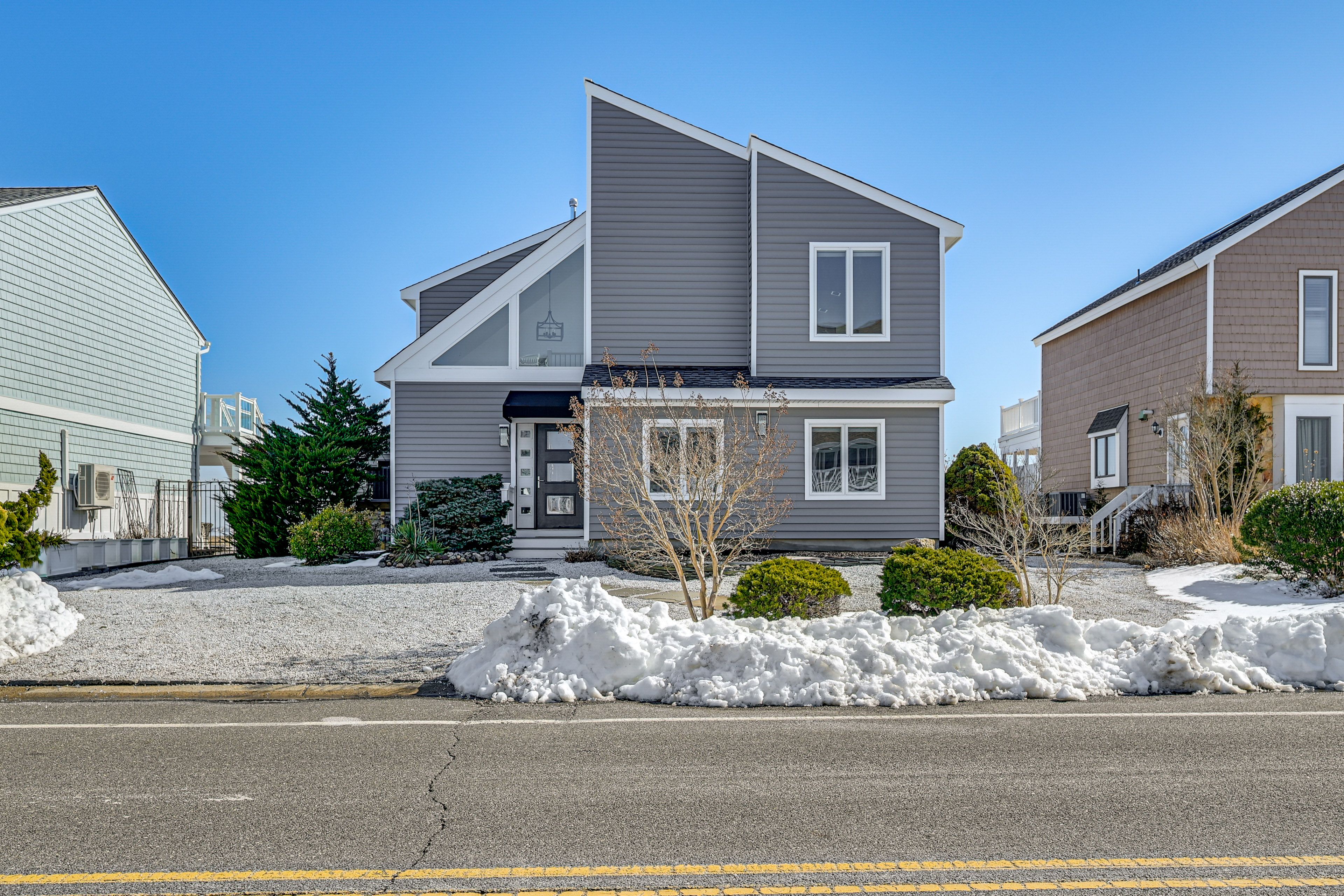 Parking | Driveway (3 Vehicles) | Free Street Parking (3 Vehicles)