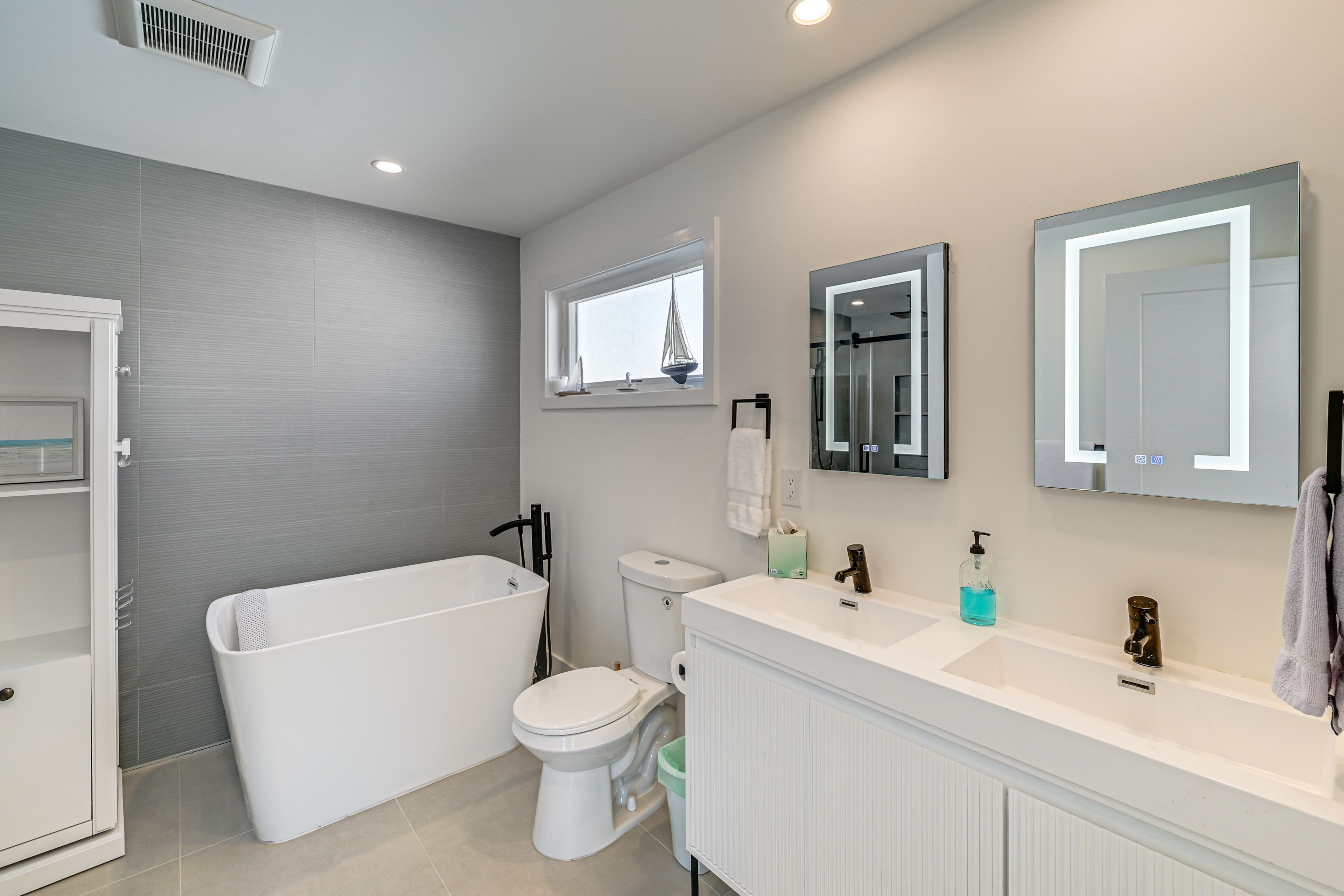 Full Bathroom | 2nd Floor