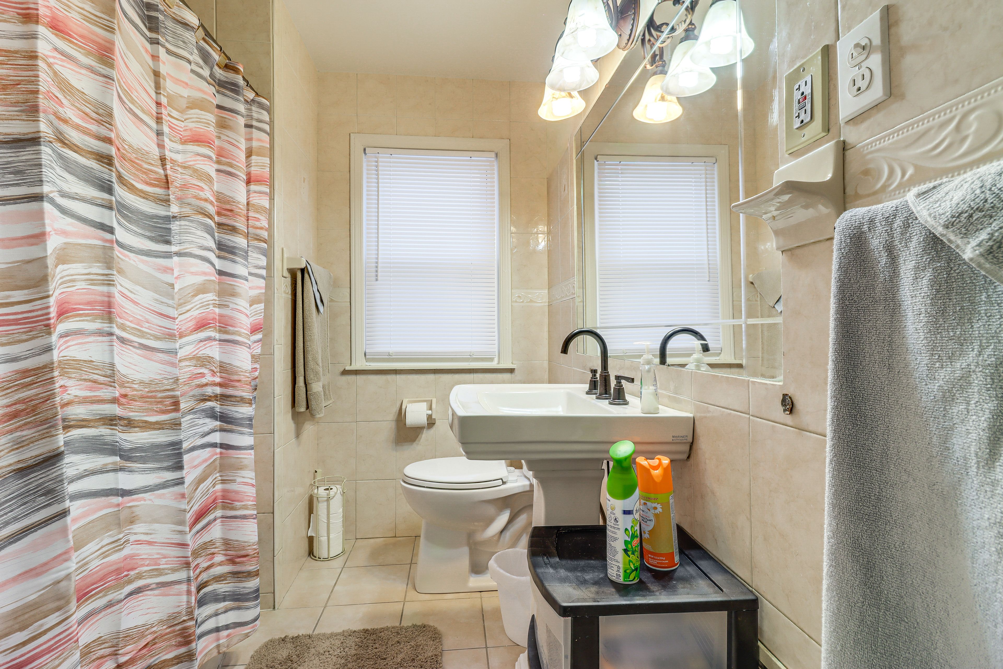 Full Bathroom | 1st Floor | Towels Provided | Complimentary Toiletries