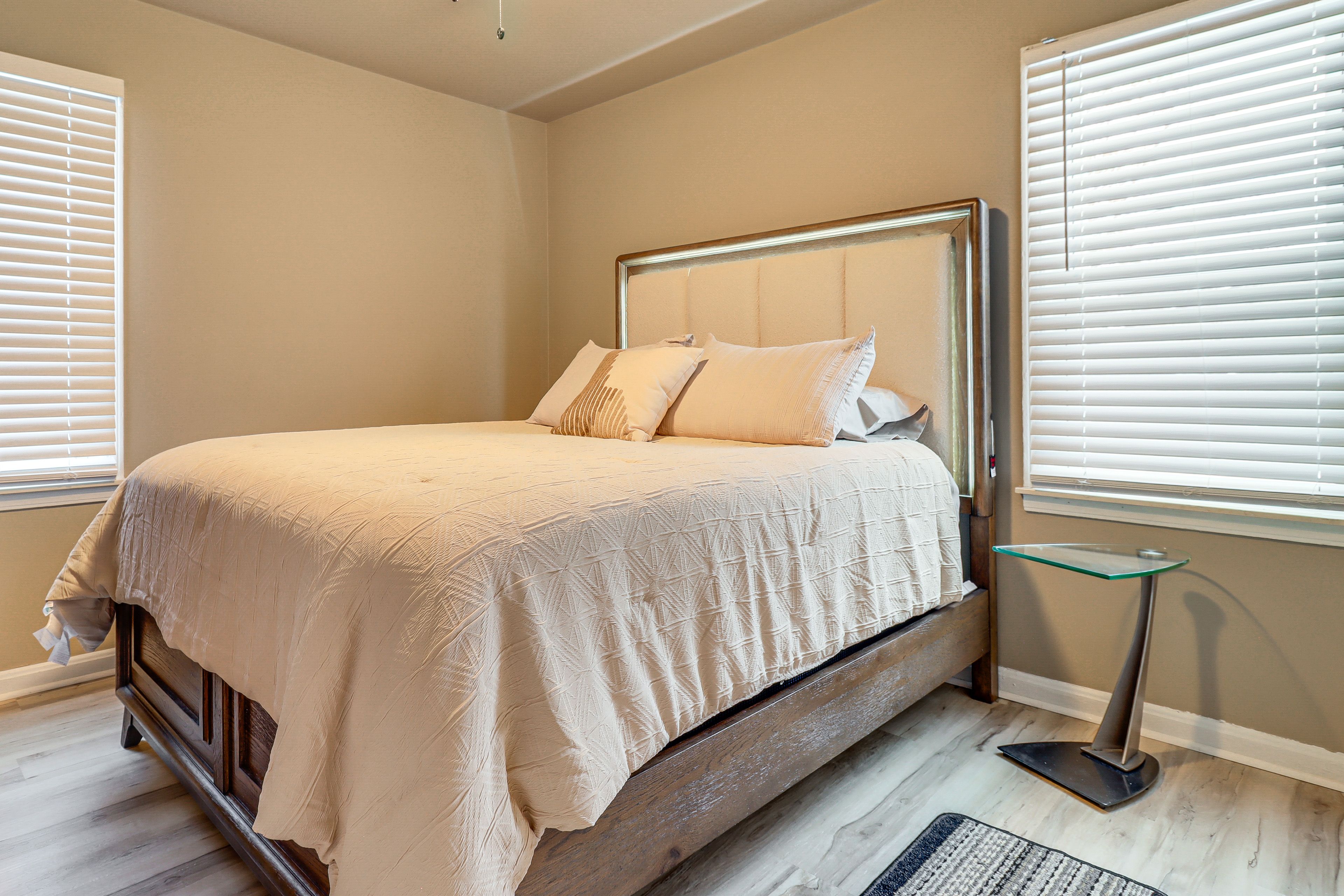 Bedroom 1 | 1st Floor | Queen Bed | Smart TV