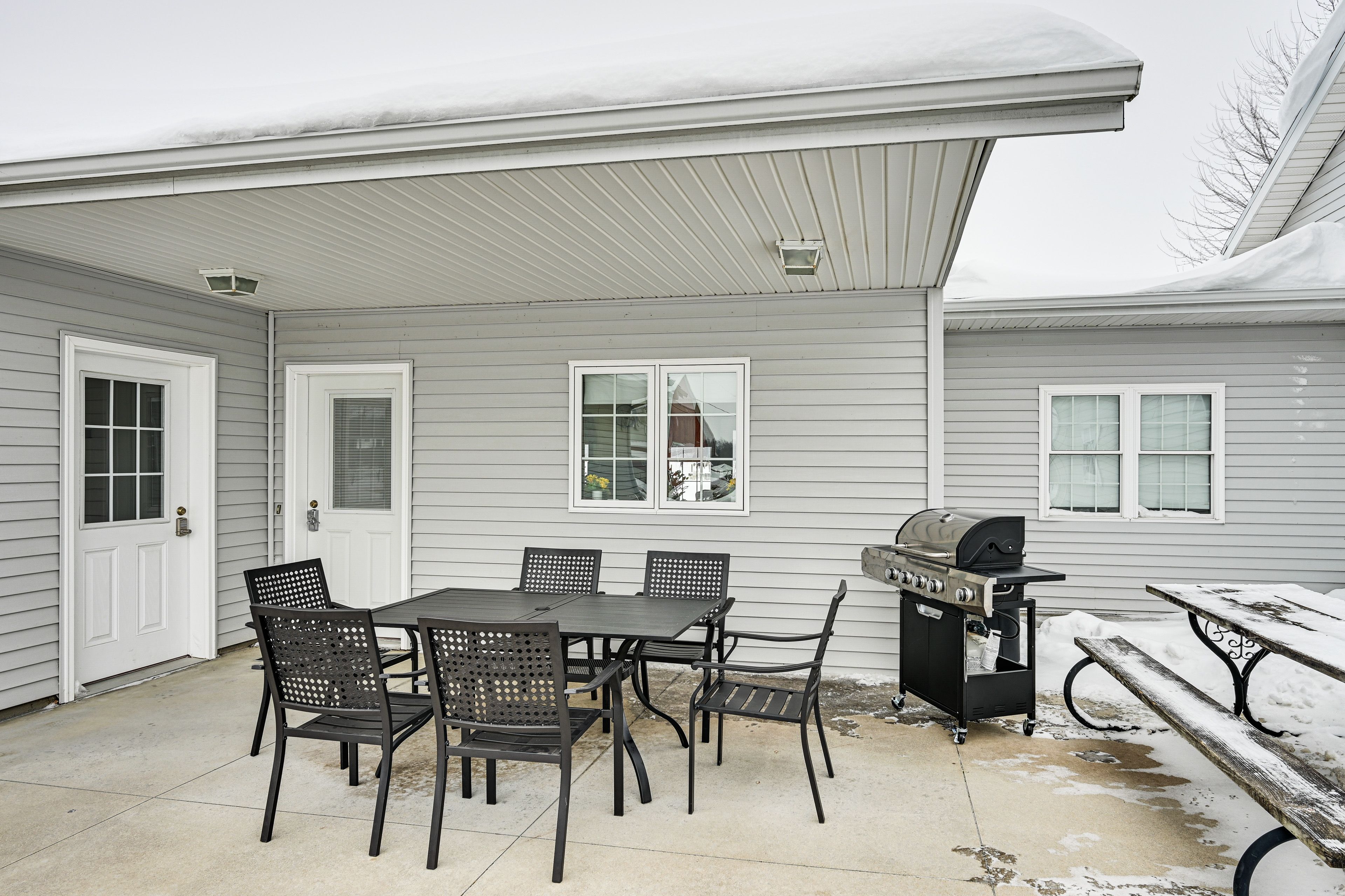 Private Patio | Gas Grill