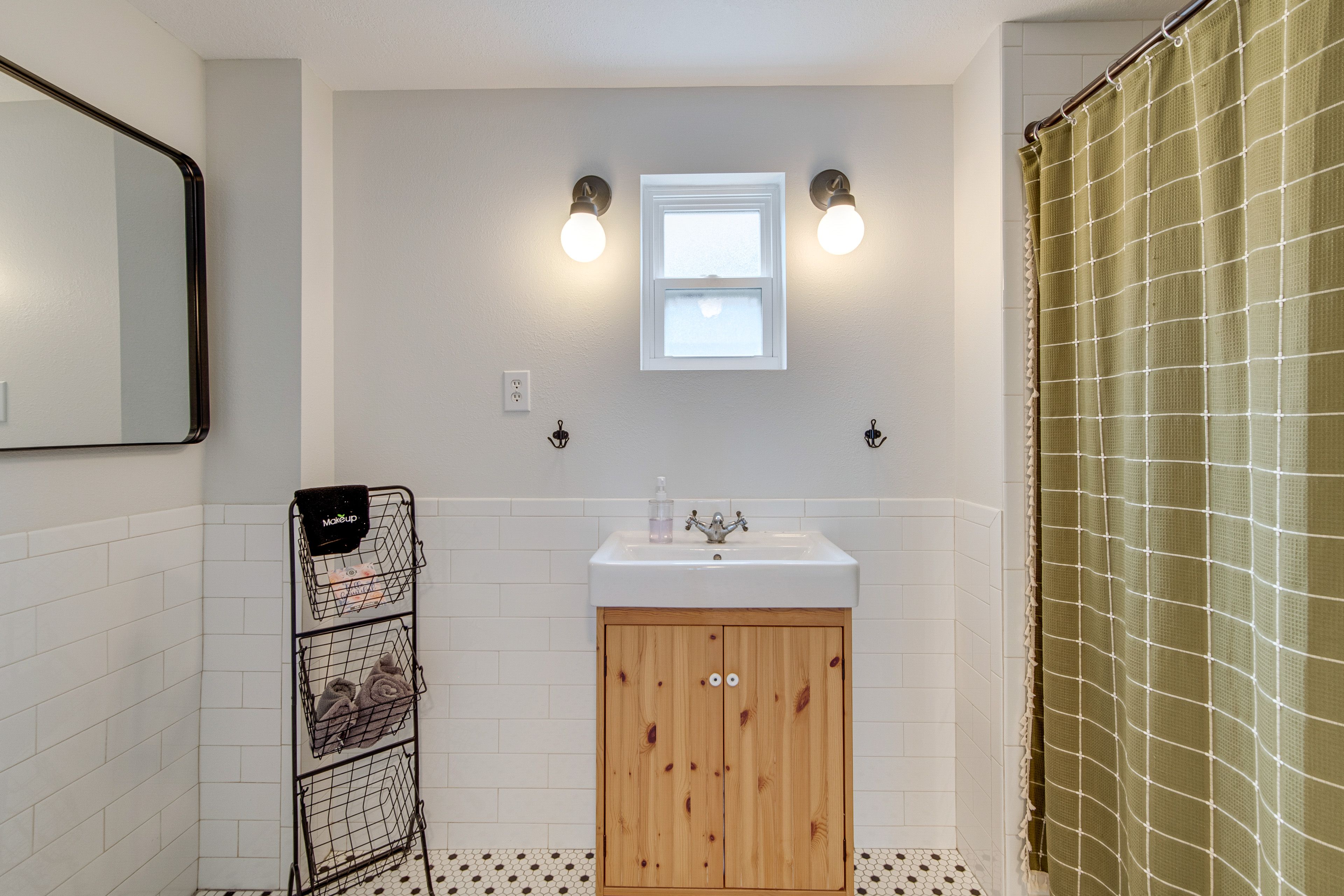 Full Bathroom | 1st Floor