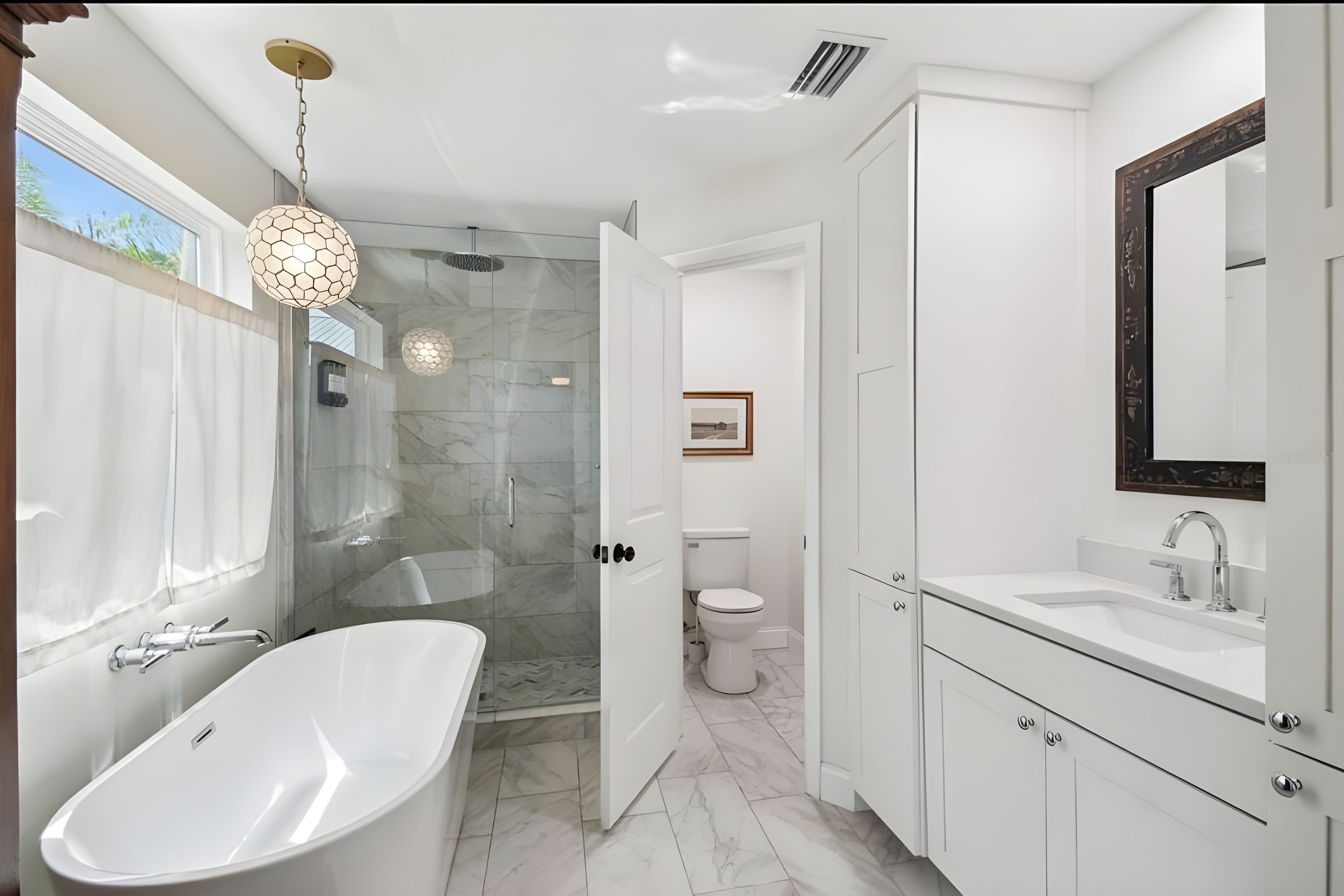 Full Bathroom | 2nd Floor | Towels Provided