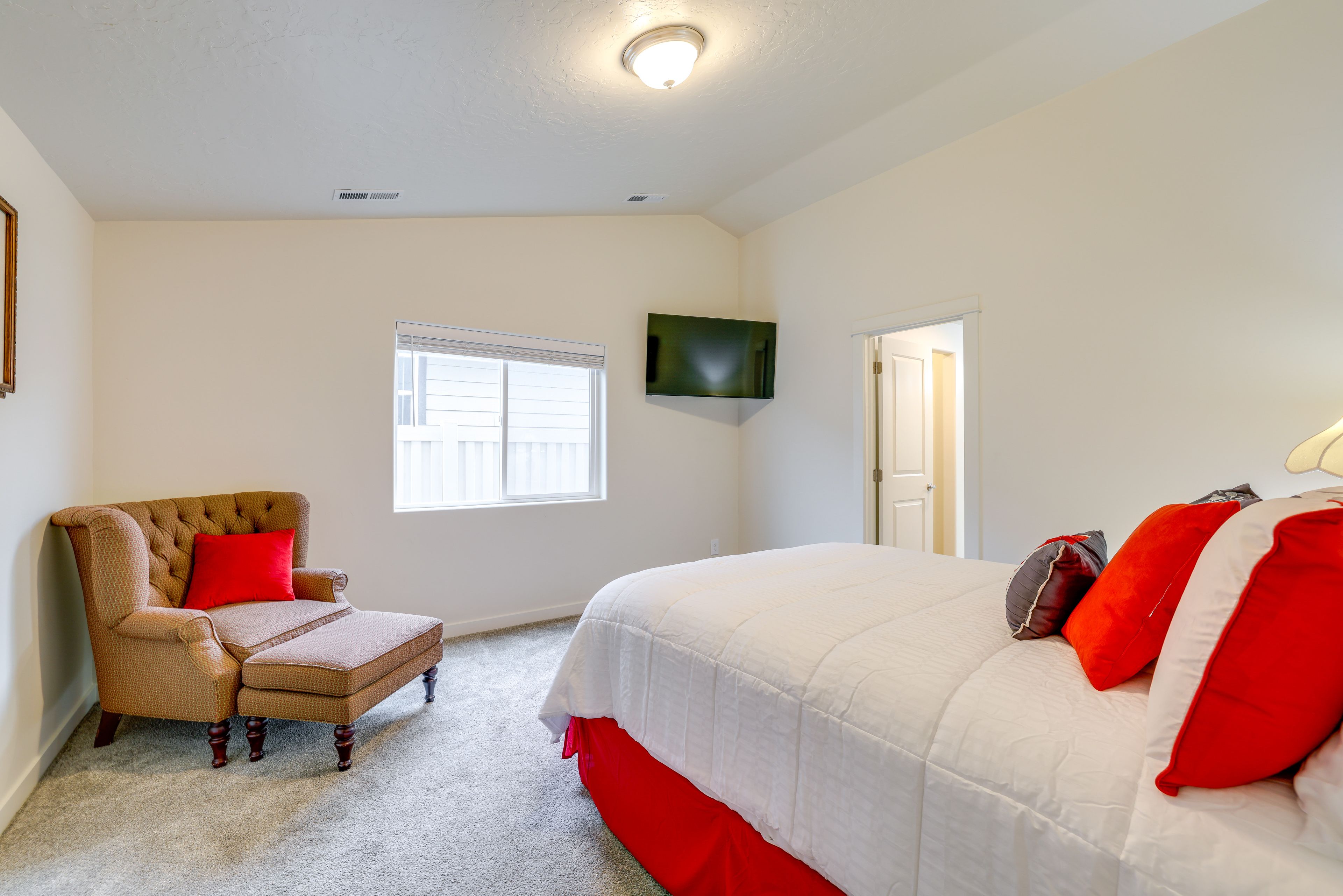 Bedroom 1 | Queen Bed | Smart TV