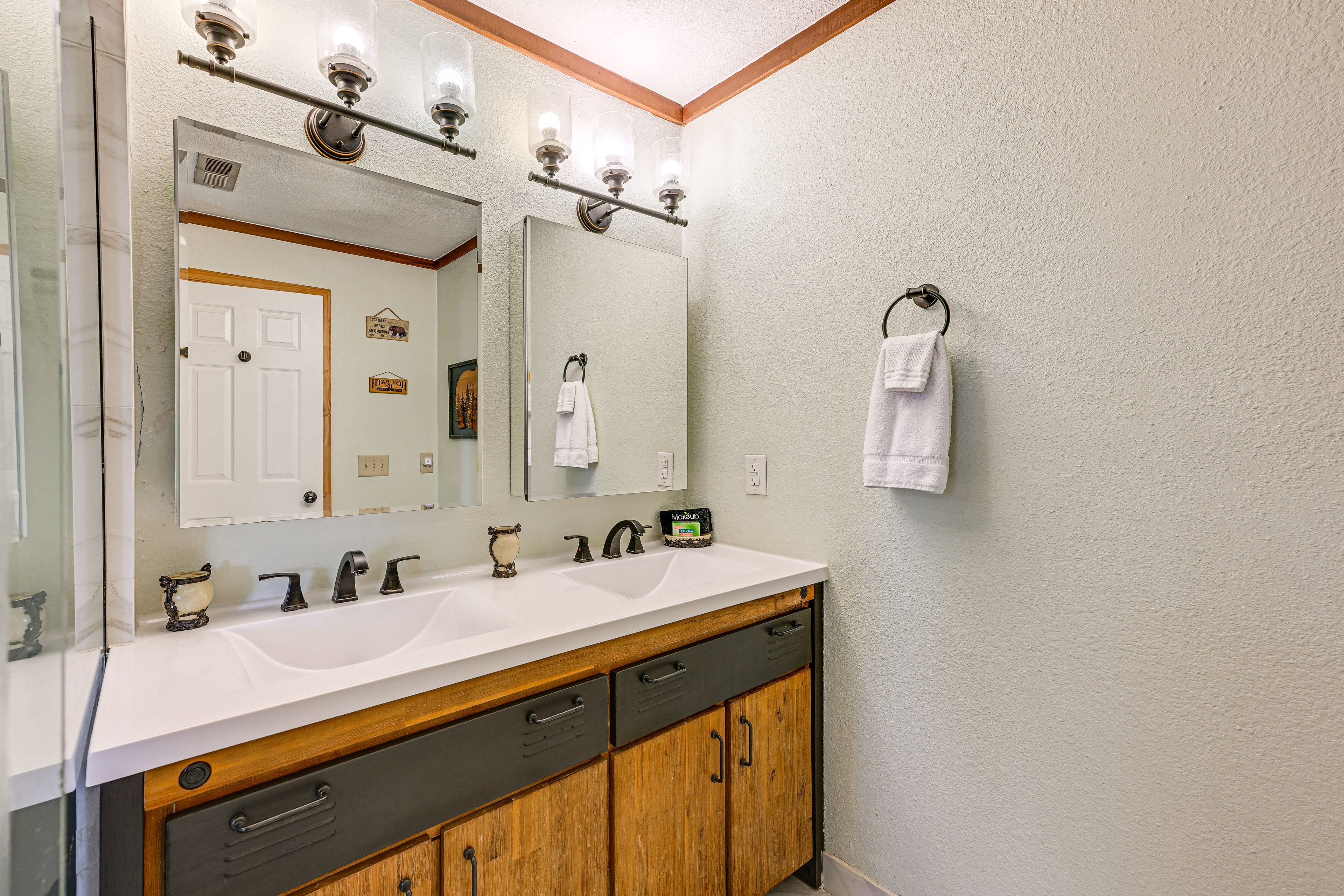 Full Bathroom | Towels Provided | Main Floor