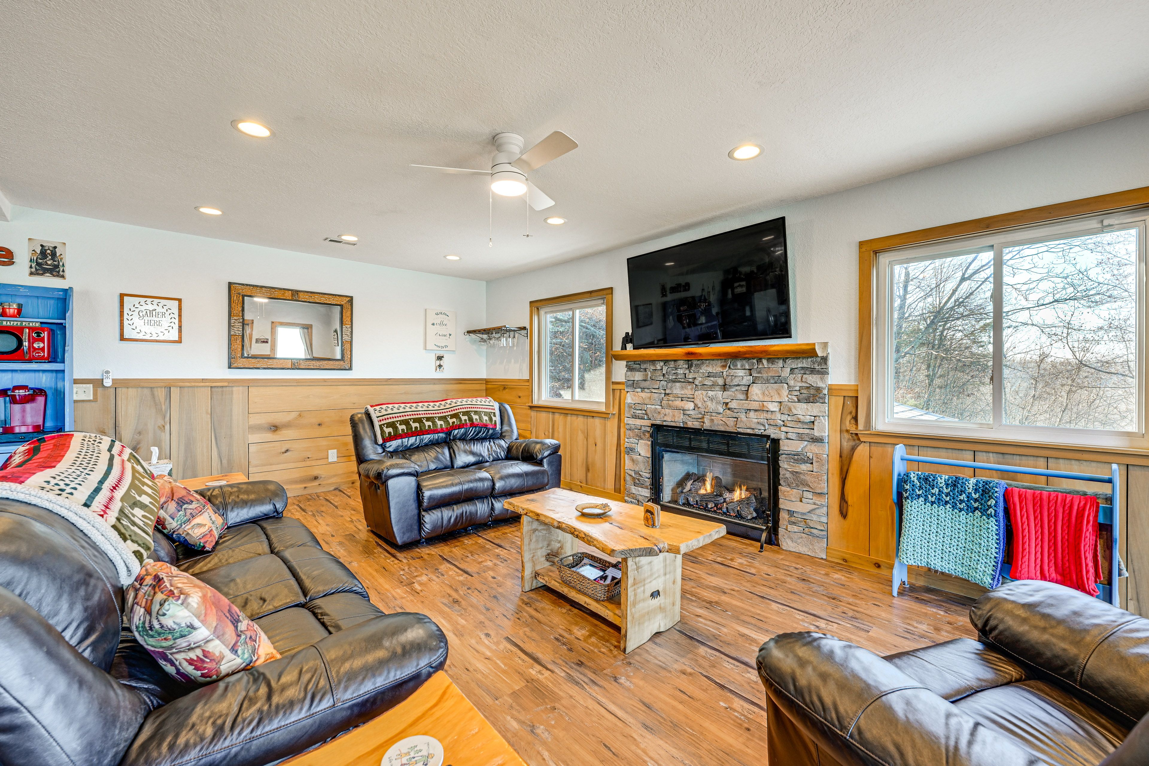 Main Living Area | Smart TV | Fireplace