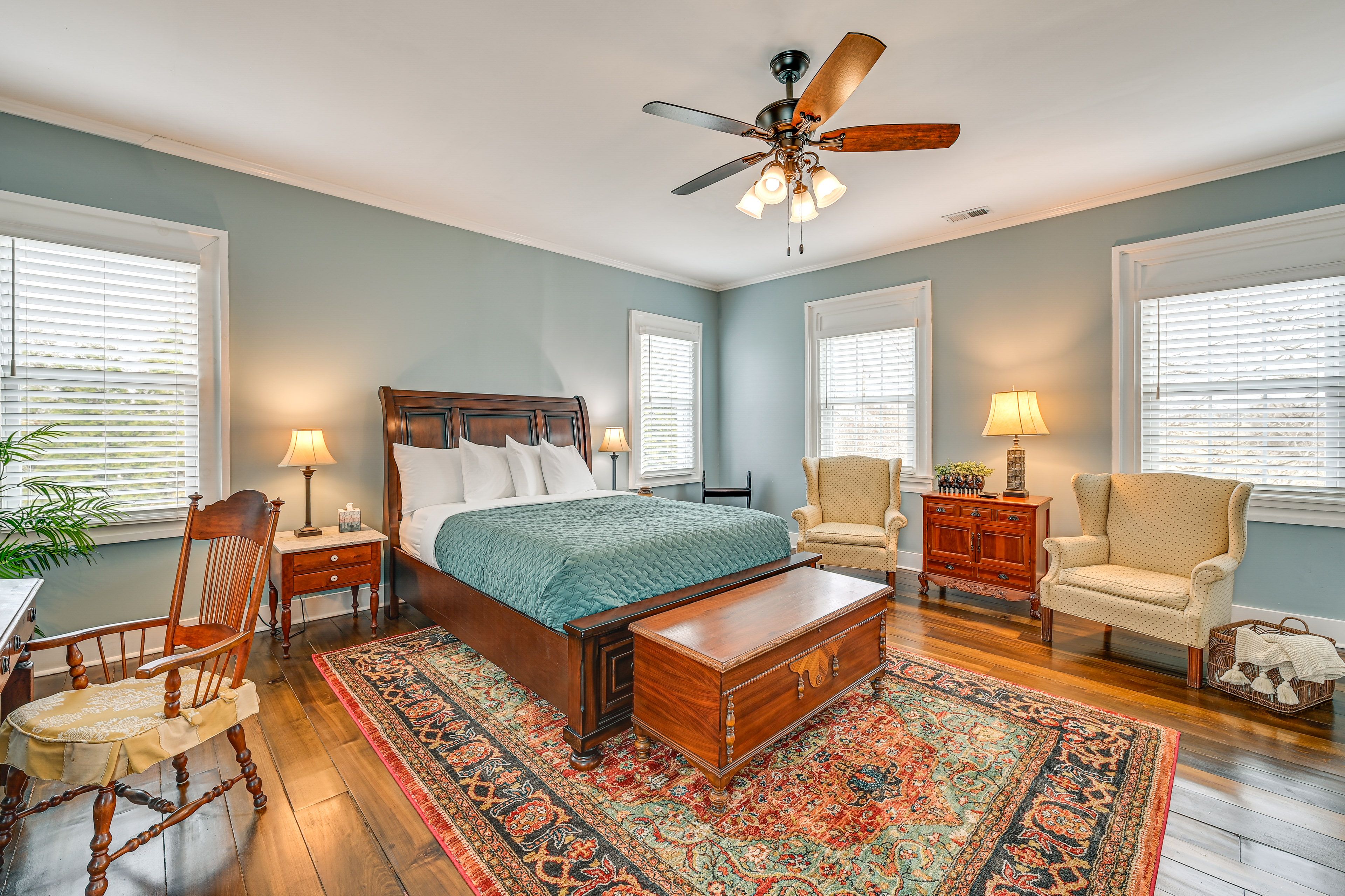 Bedroom 3 | Queen Bed | Desk | 2nd Floor