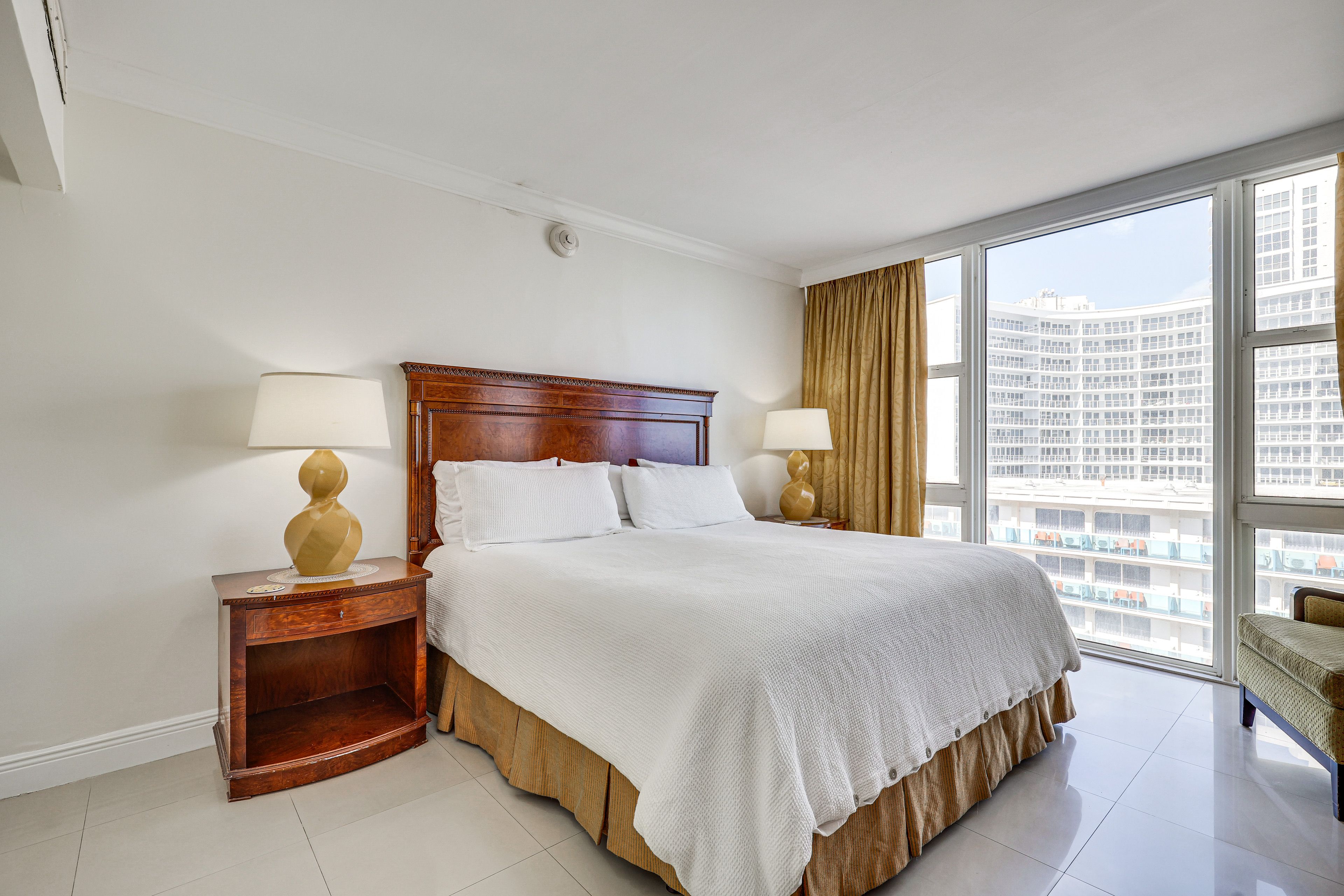 Bedroom 1 | King Bed | En-Suite Bathroom