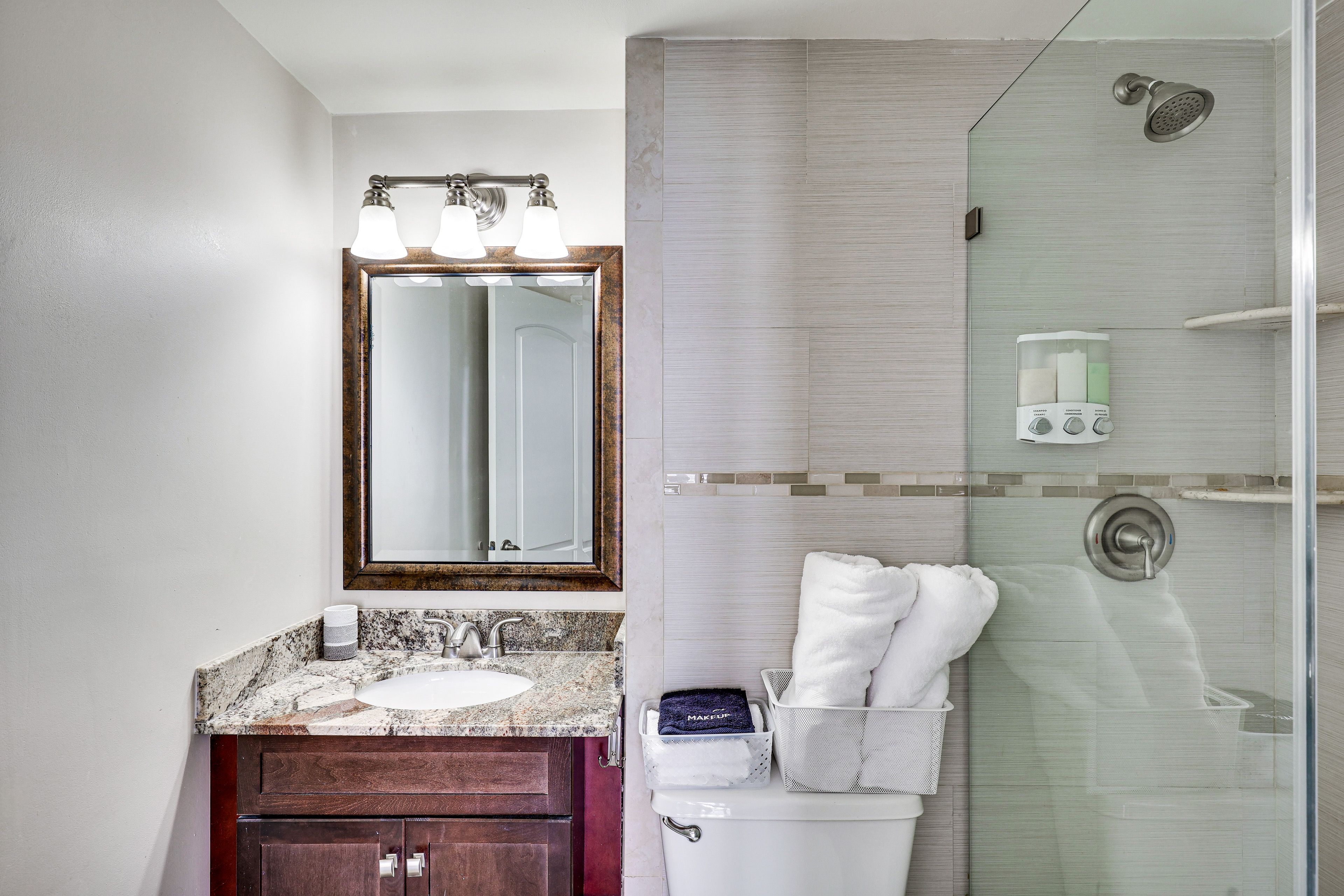 Full Bathroom | Towels Provided