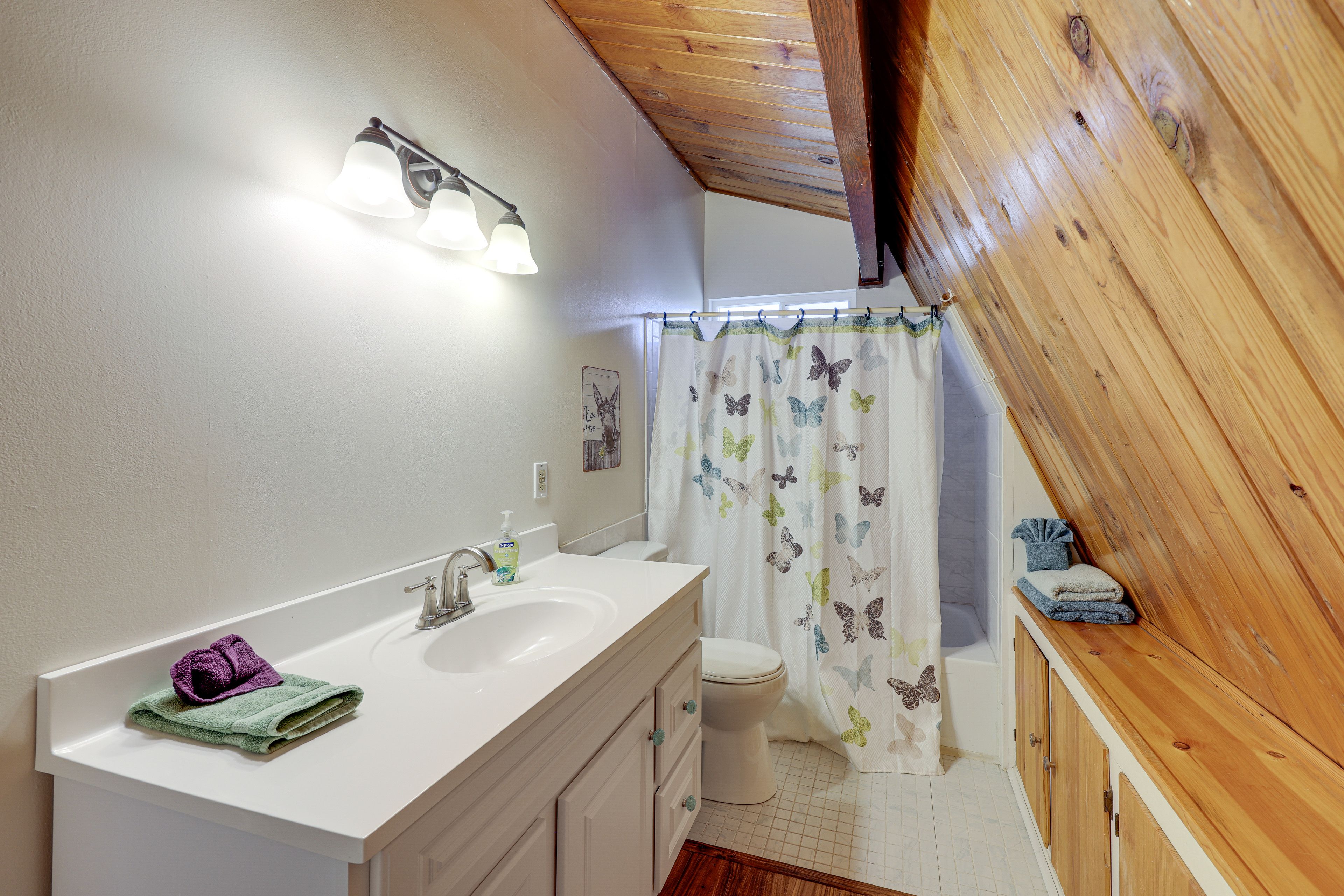 Full Bathroom | 2nd Floor