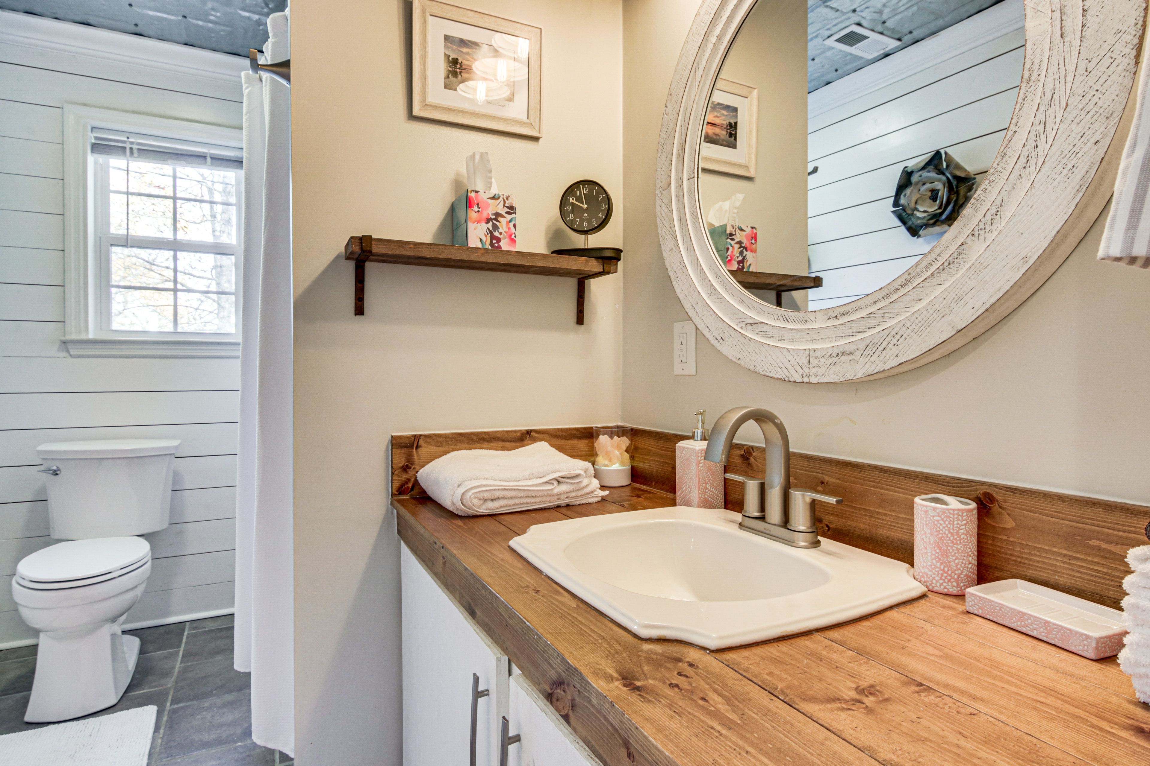 Full Bathroom | Towels Provided | Main Floor