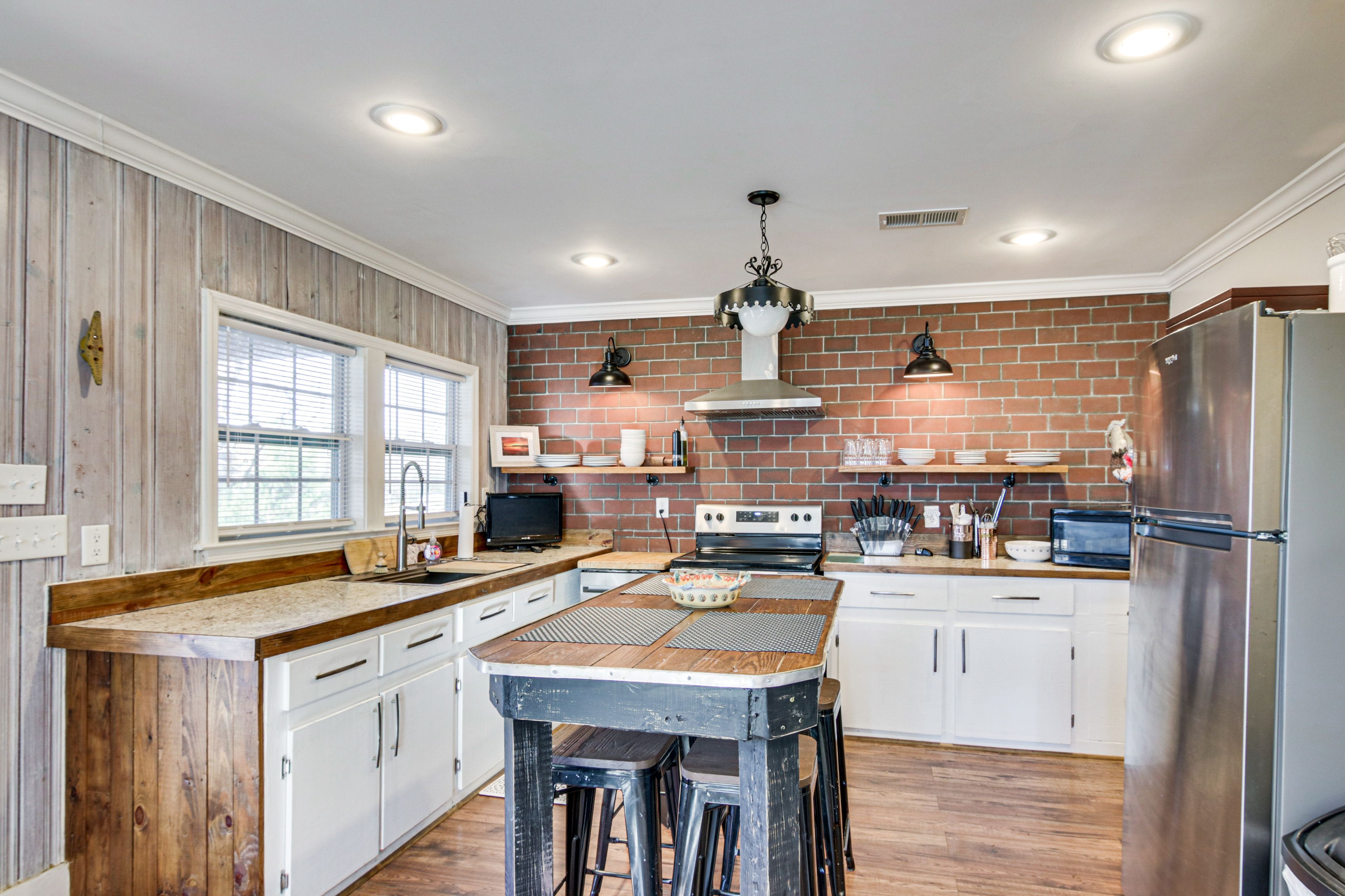 Dining Bar | Dishware/Flatware | Main Floor