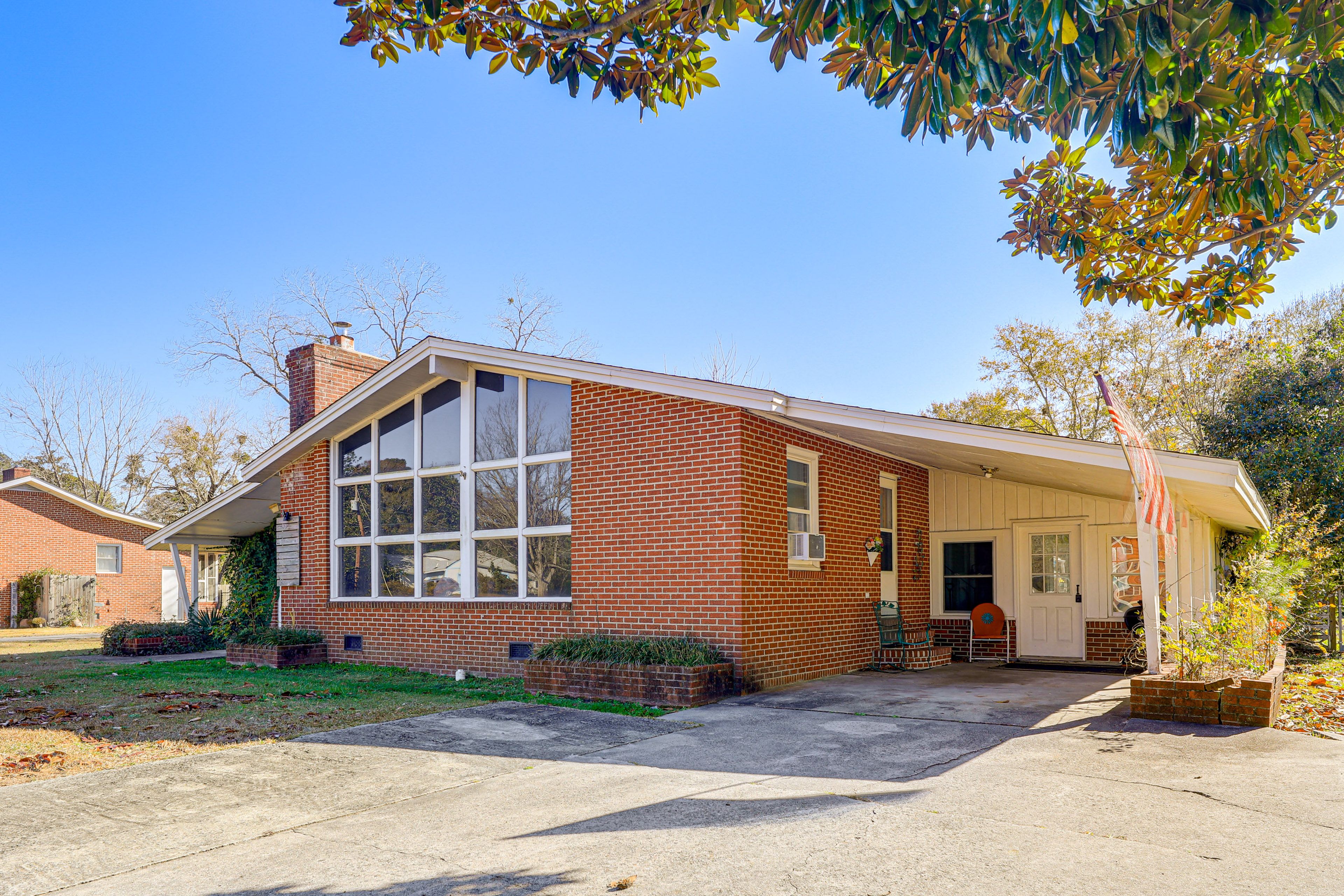Parking | Carport (1 Vehicle) | Driveway (3 Vehicles)