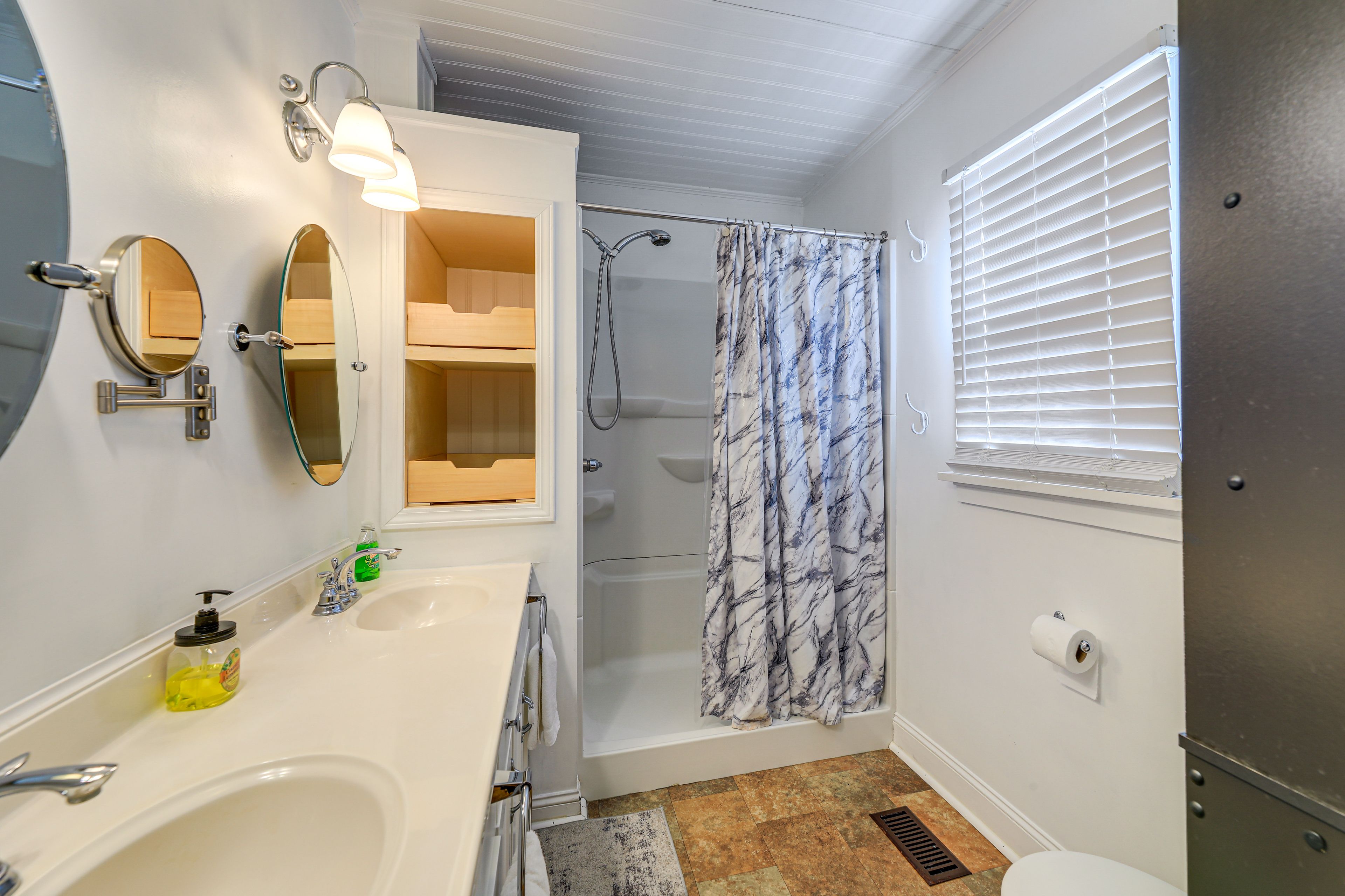 Full Bathroom | Towels Provided