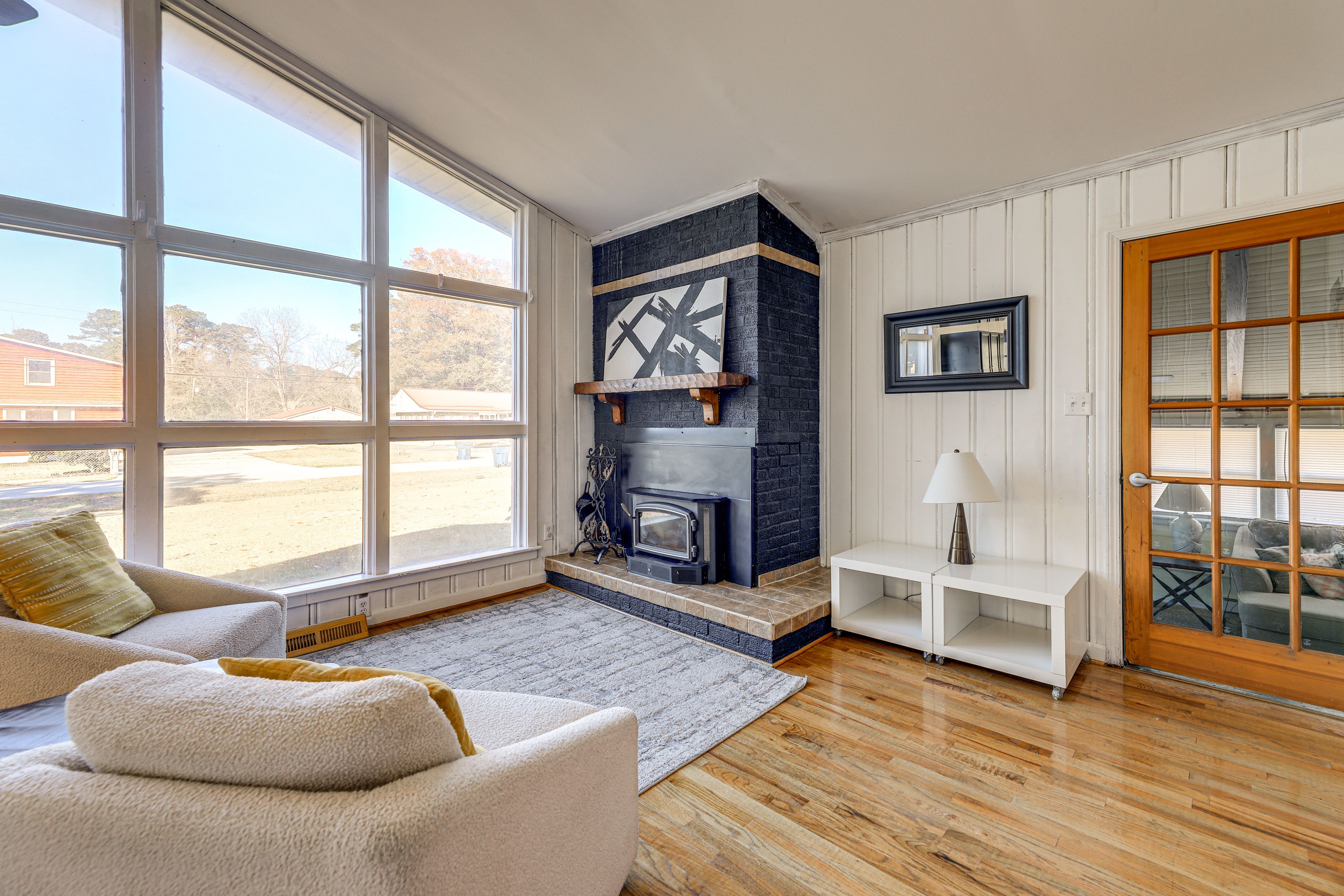 Living Room | Free WiFi | Fireplace