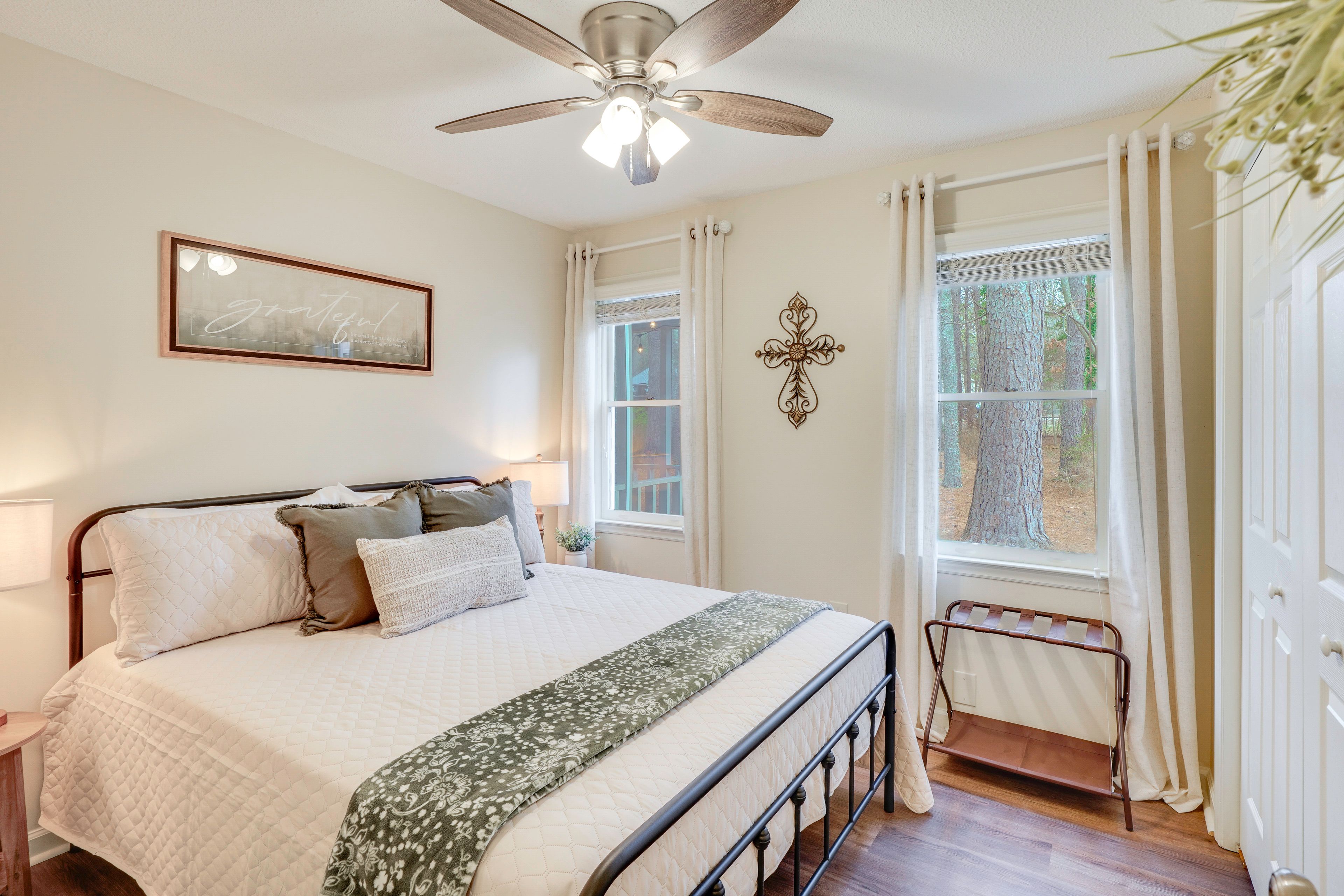 Bedroom 1 | Queen Bed