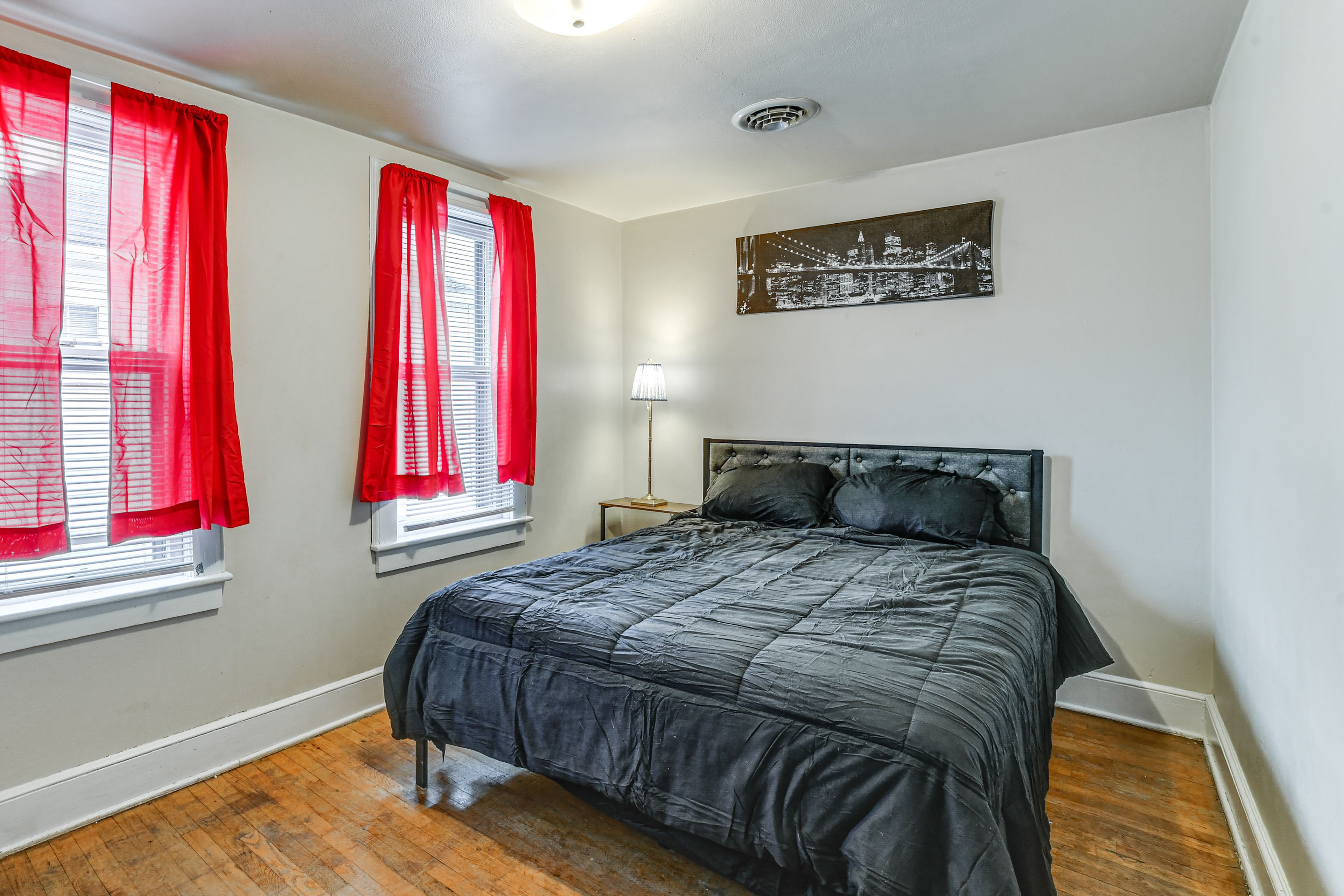 Bedroom | Queen Bed | Linens Provided