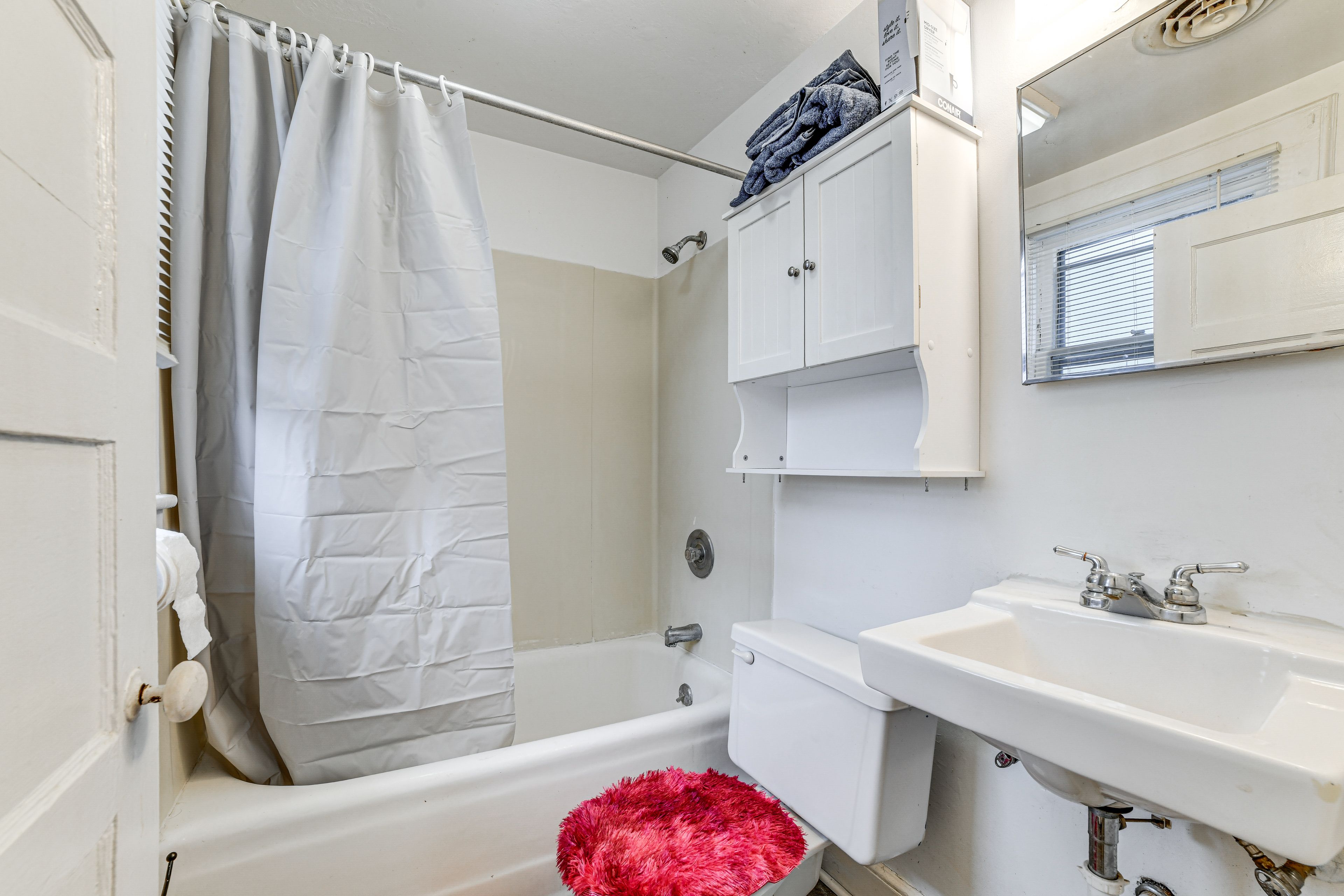 Full Bathroom | Complimentary Toiletries | Towels Provided