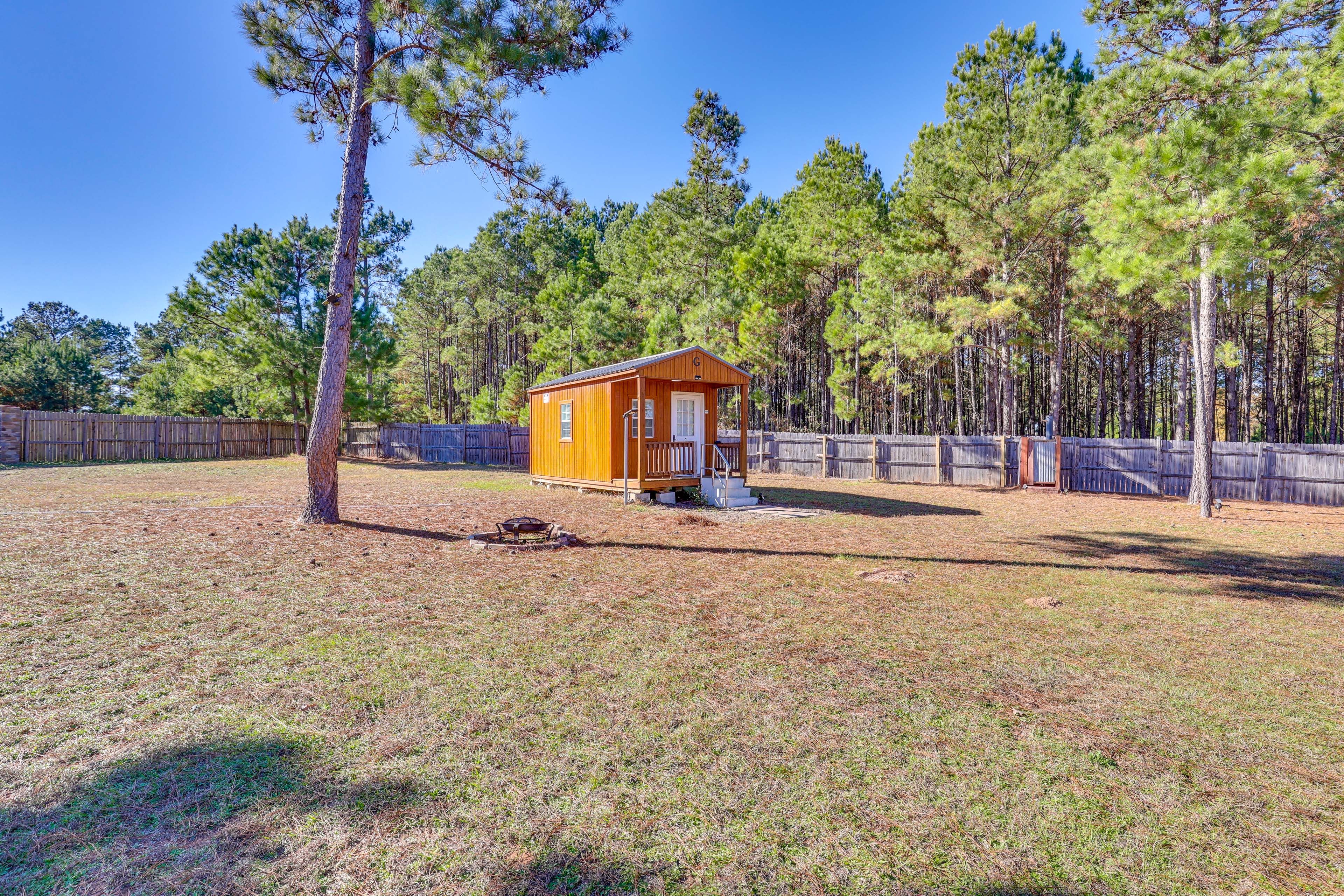 Overton Vacation Rental | Studio | 1BA | 300 Sq Ft | 3 Steps to Enter