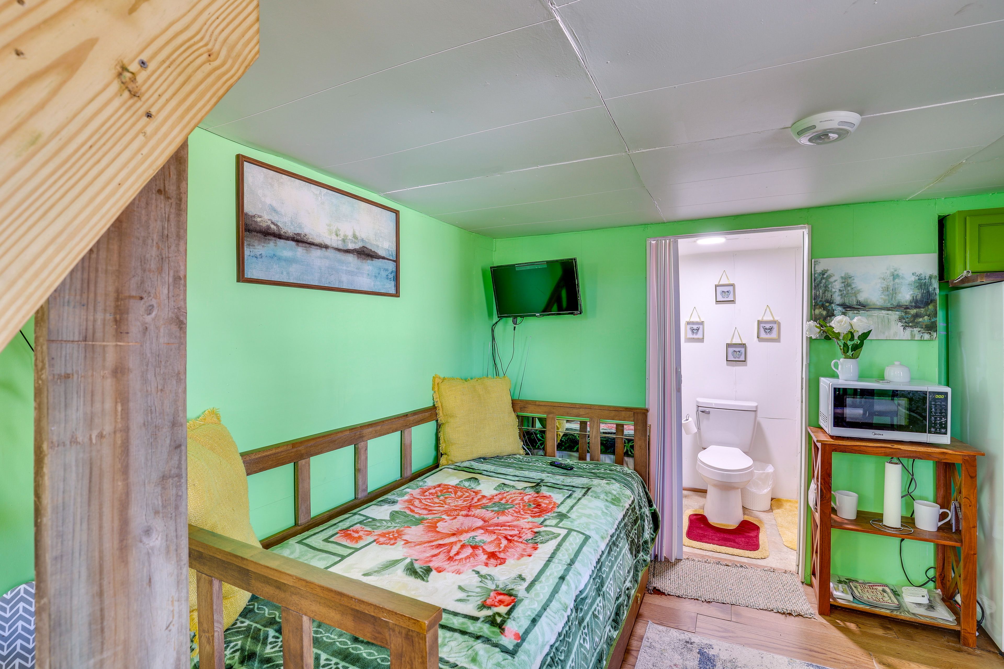Studio | Full Daybed | Flat-Screen TV | Main Level