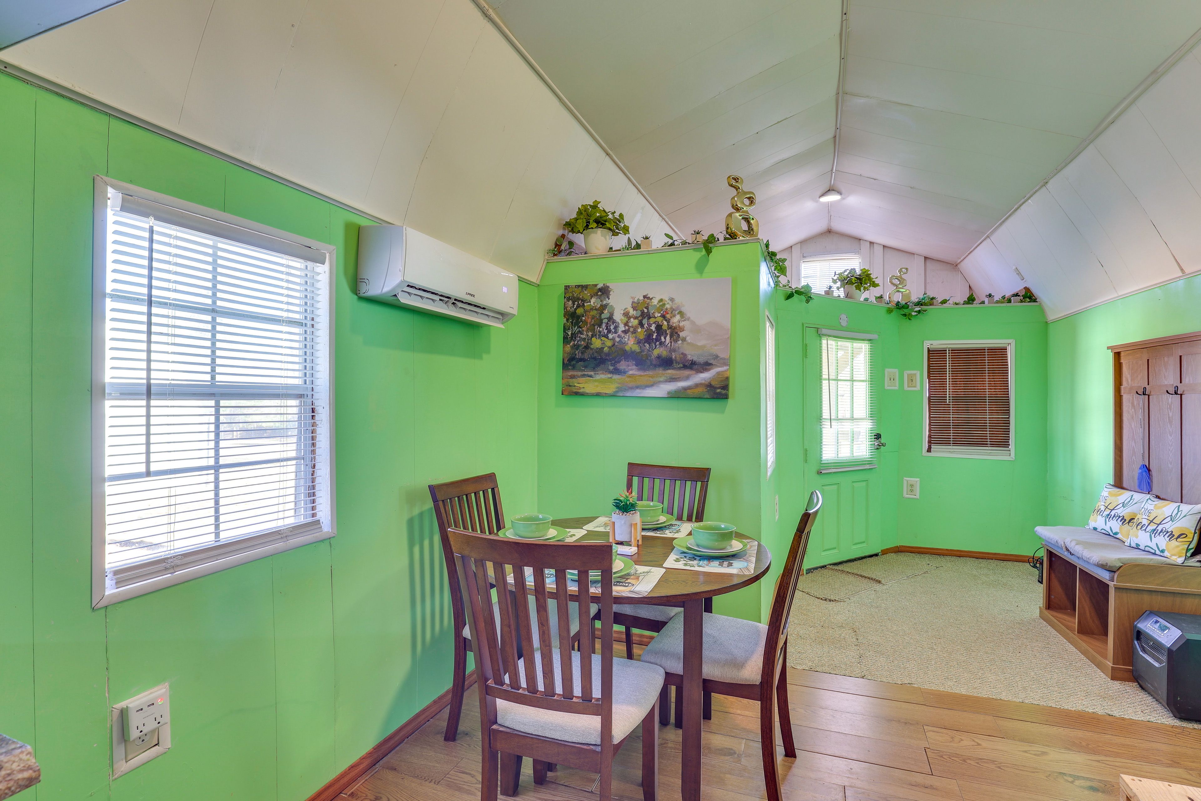 Dining Area | Dishware/Flatware Provided | Main Level