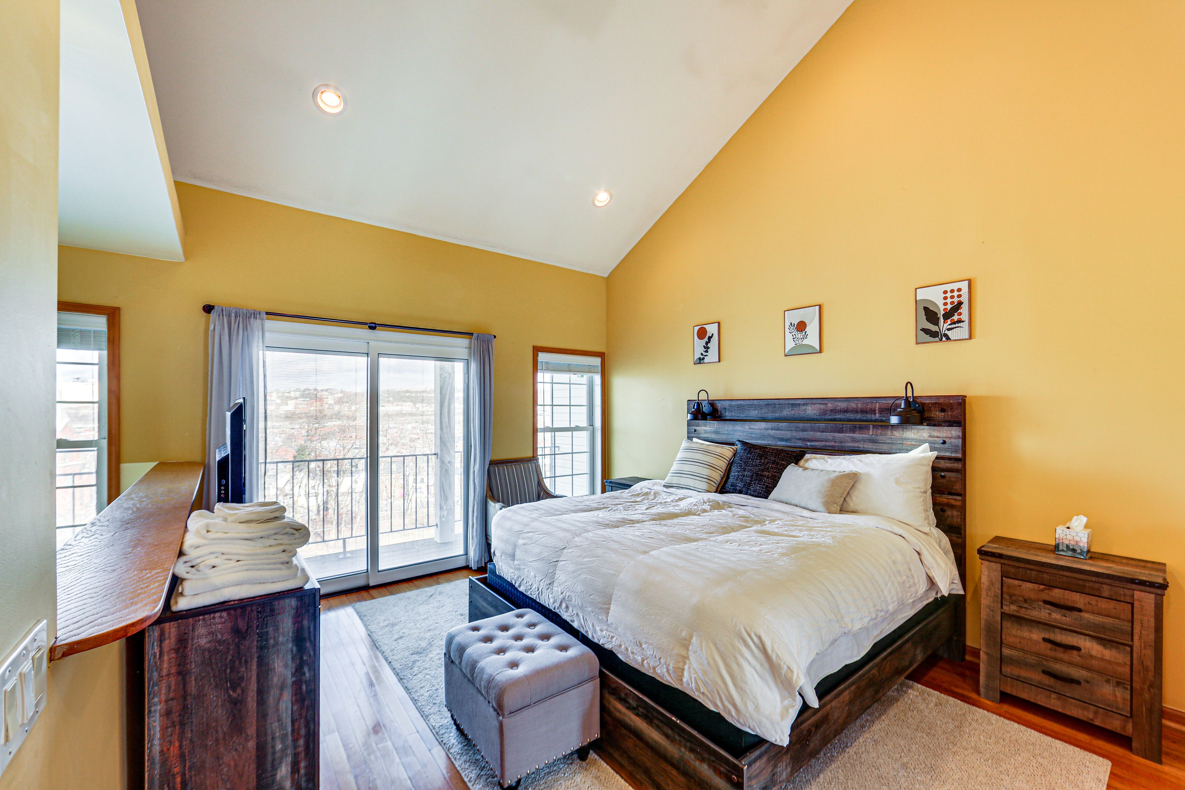 Bedroom 2 | 3rd Floor | King Bed | Smart TV