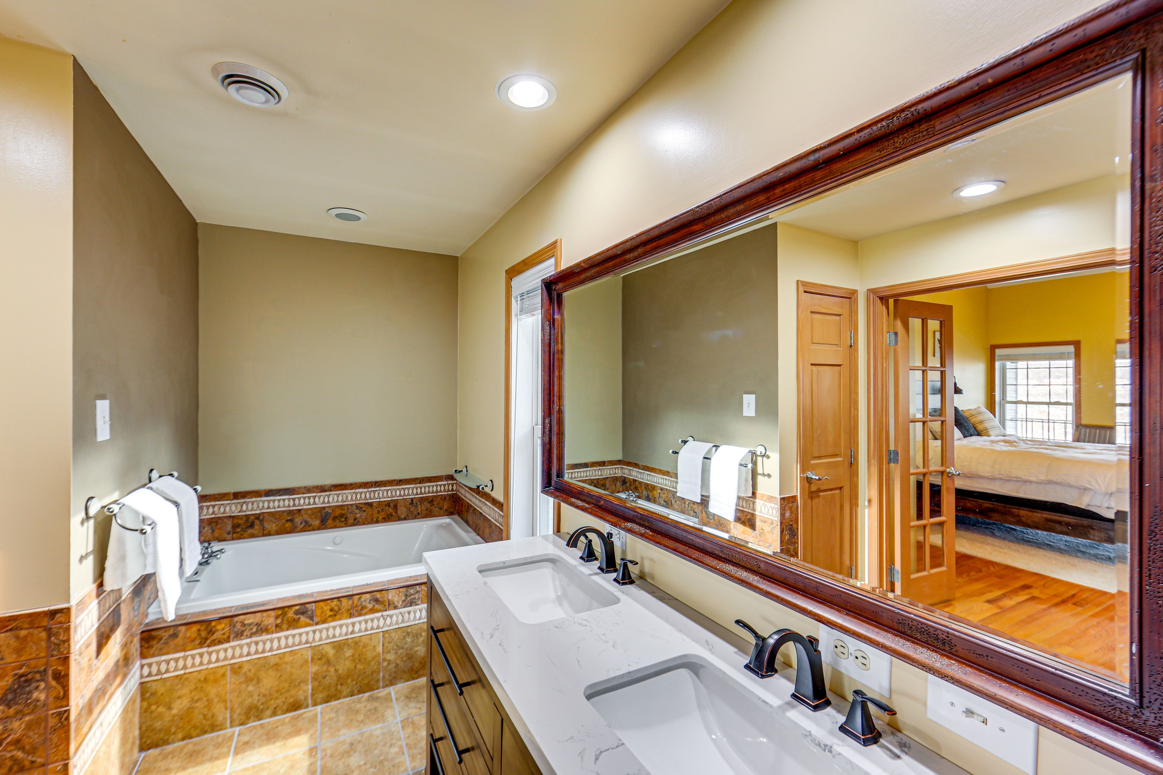 Full Bathroom | 3rd Floor | Complimentary Toiletries