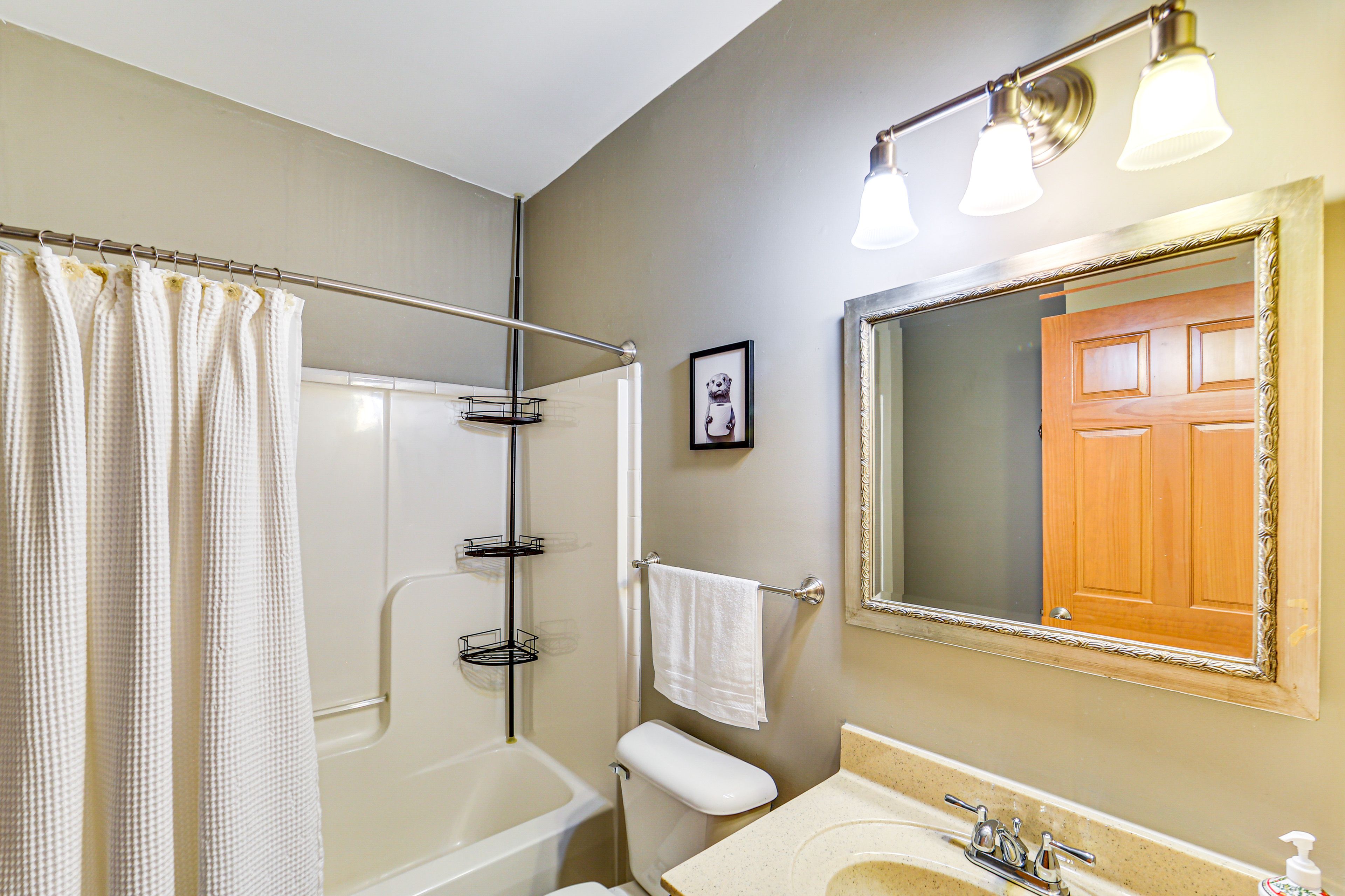 Full Bathroom | 2nd Floor | Towels Provided