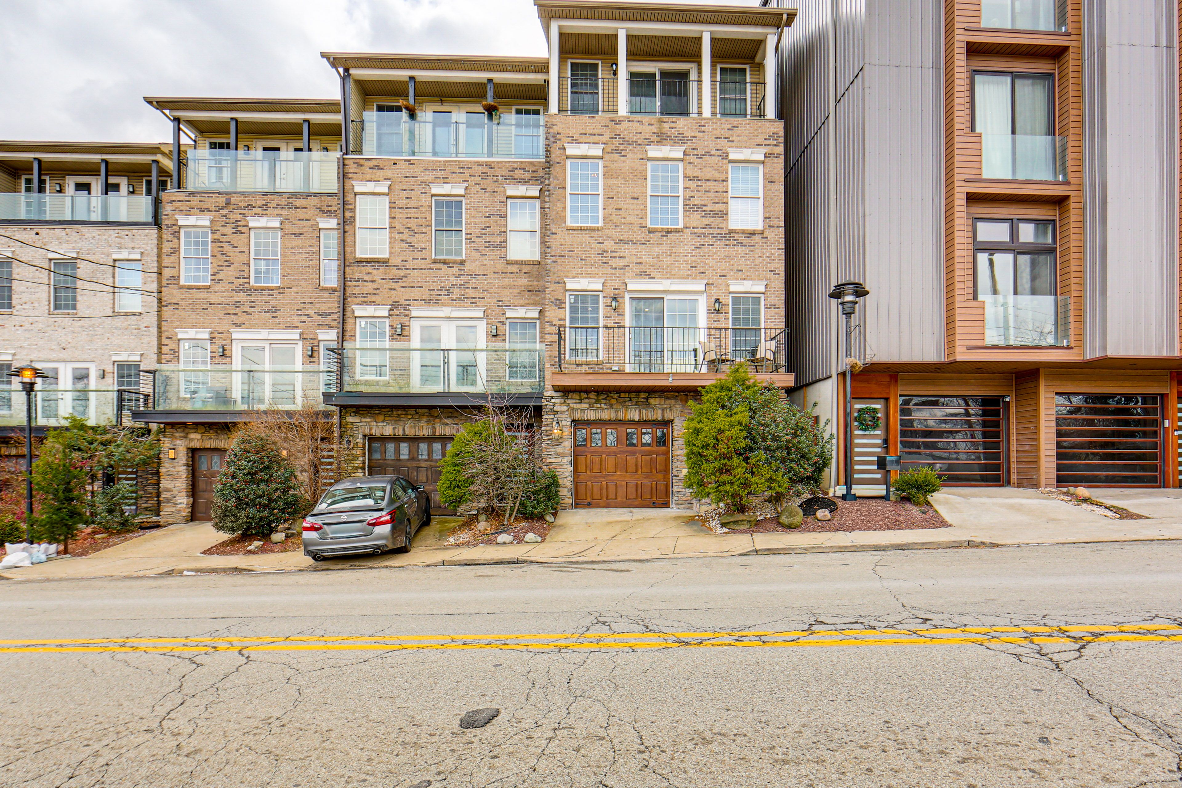 Pittsburgh Vacation Rental | 2BR | 2.5BA | 1,480 Sq Ft | Stairs Required