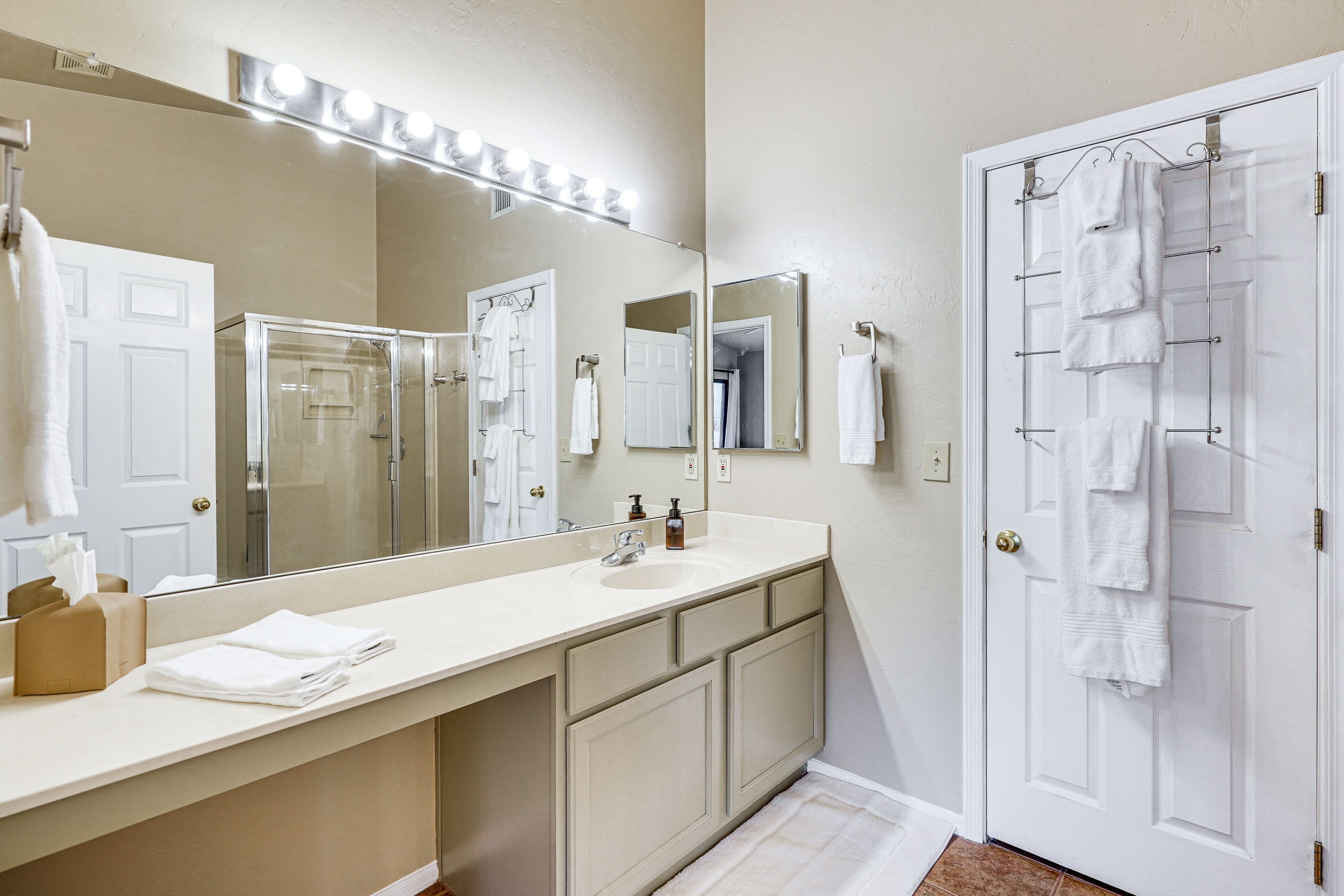 Full Bathroom | Towels Provided