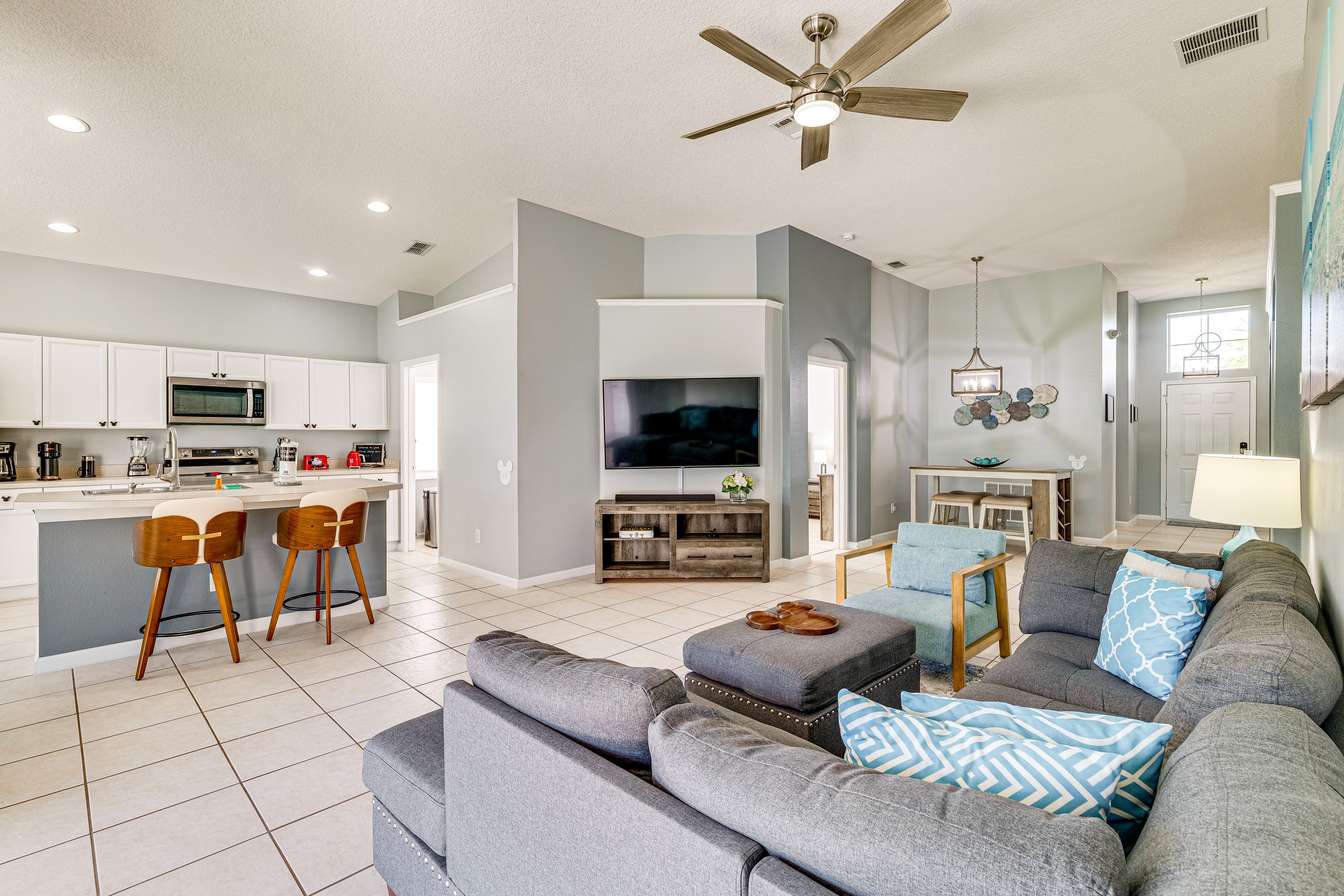 Living Room | Central Heating & A/C | Free WiFi | Dining Table