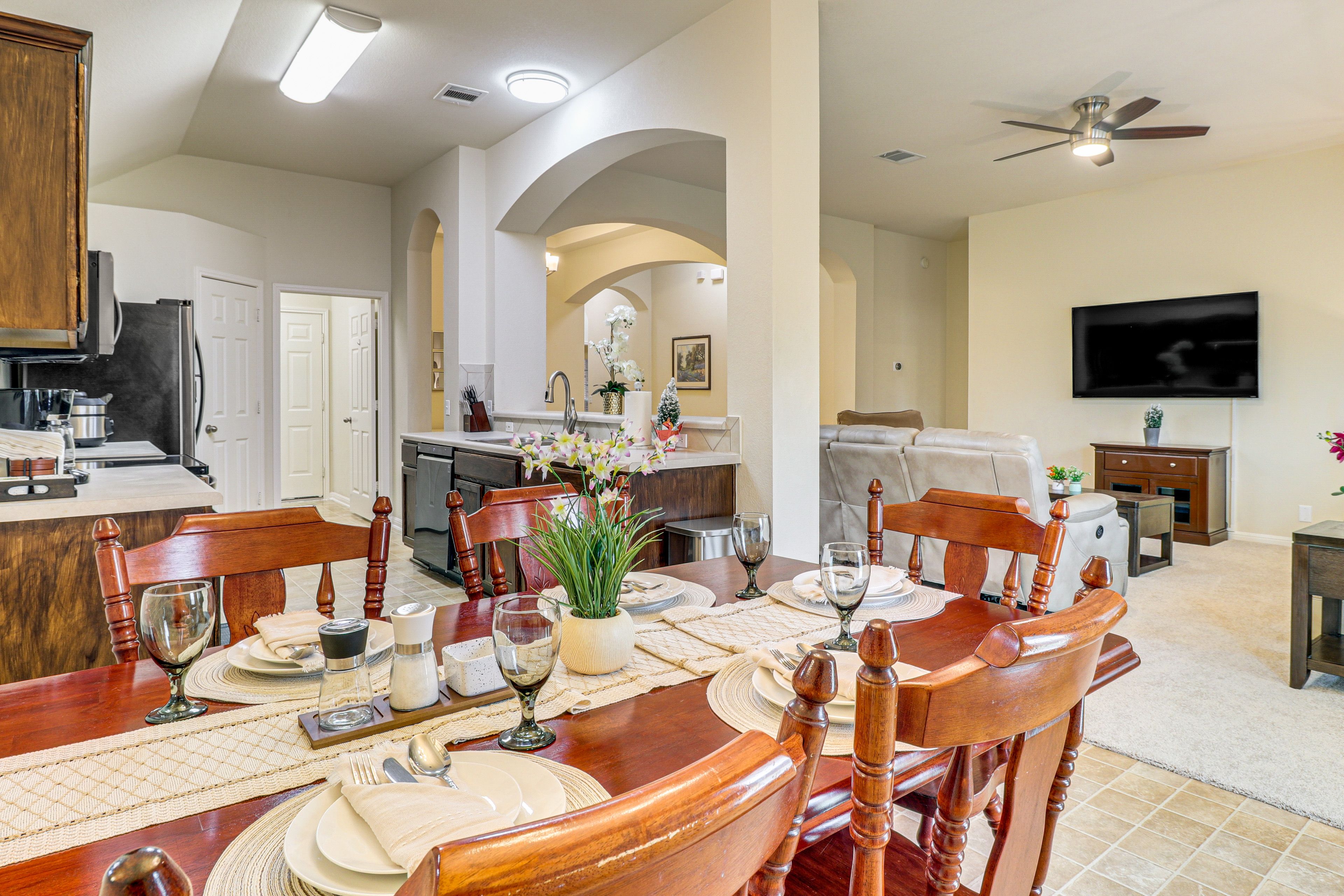 Dining Area | Dishware/Flatware Provided