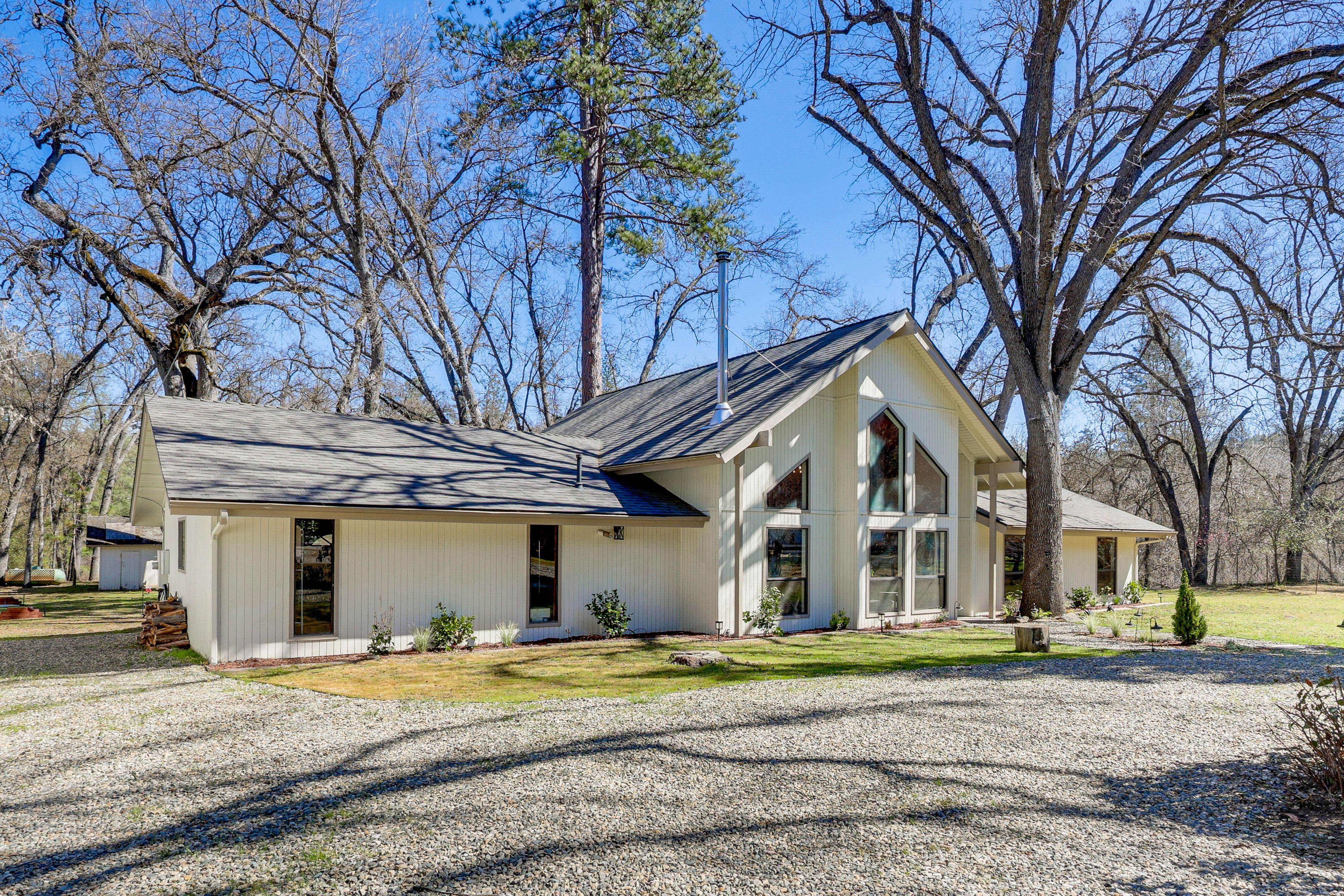 Property Exterior | Driveway (4 Vehicles)