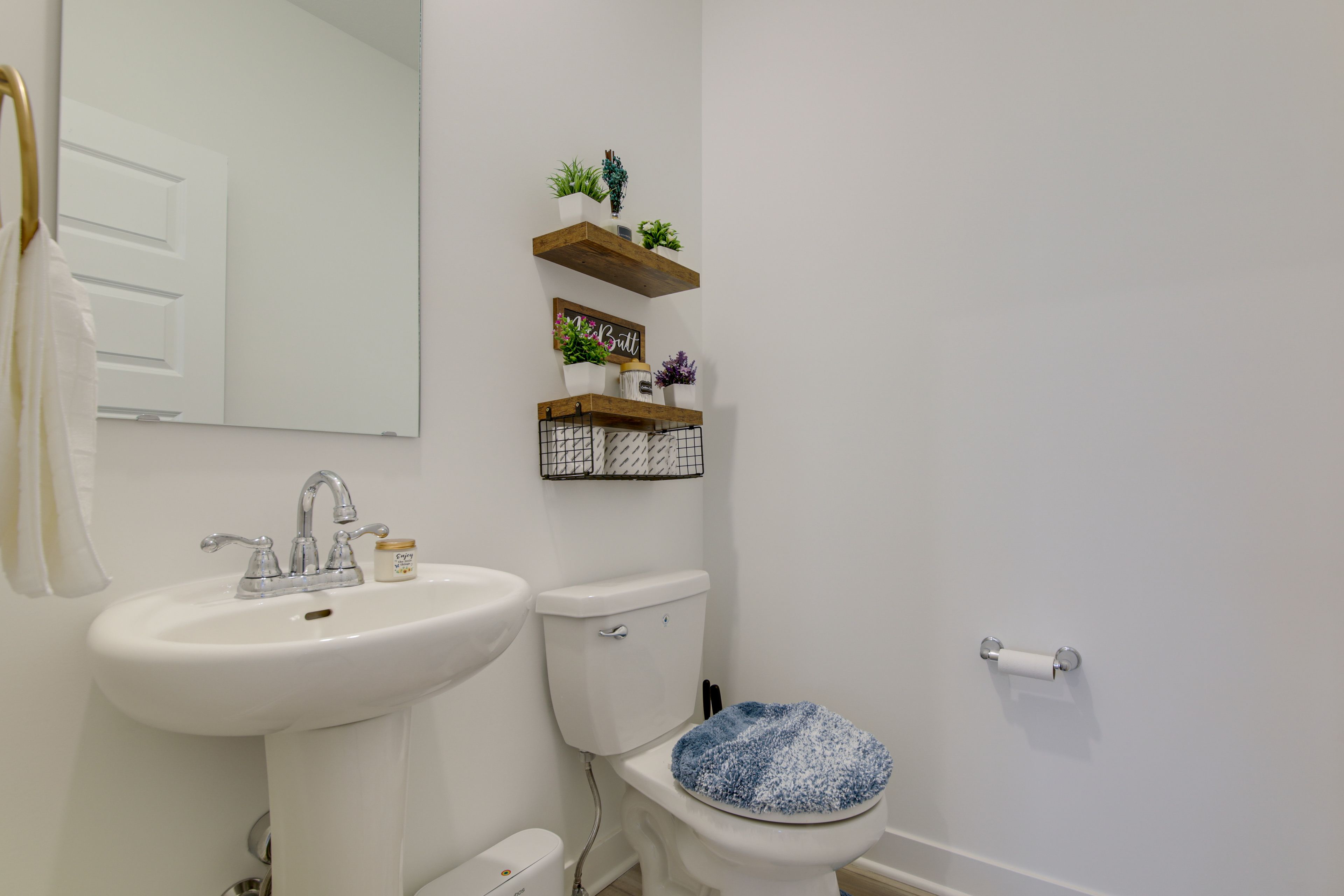 Half Bathroom | 1st Floor | Complimentary Toiletries | Towels Provided