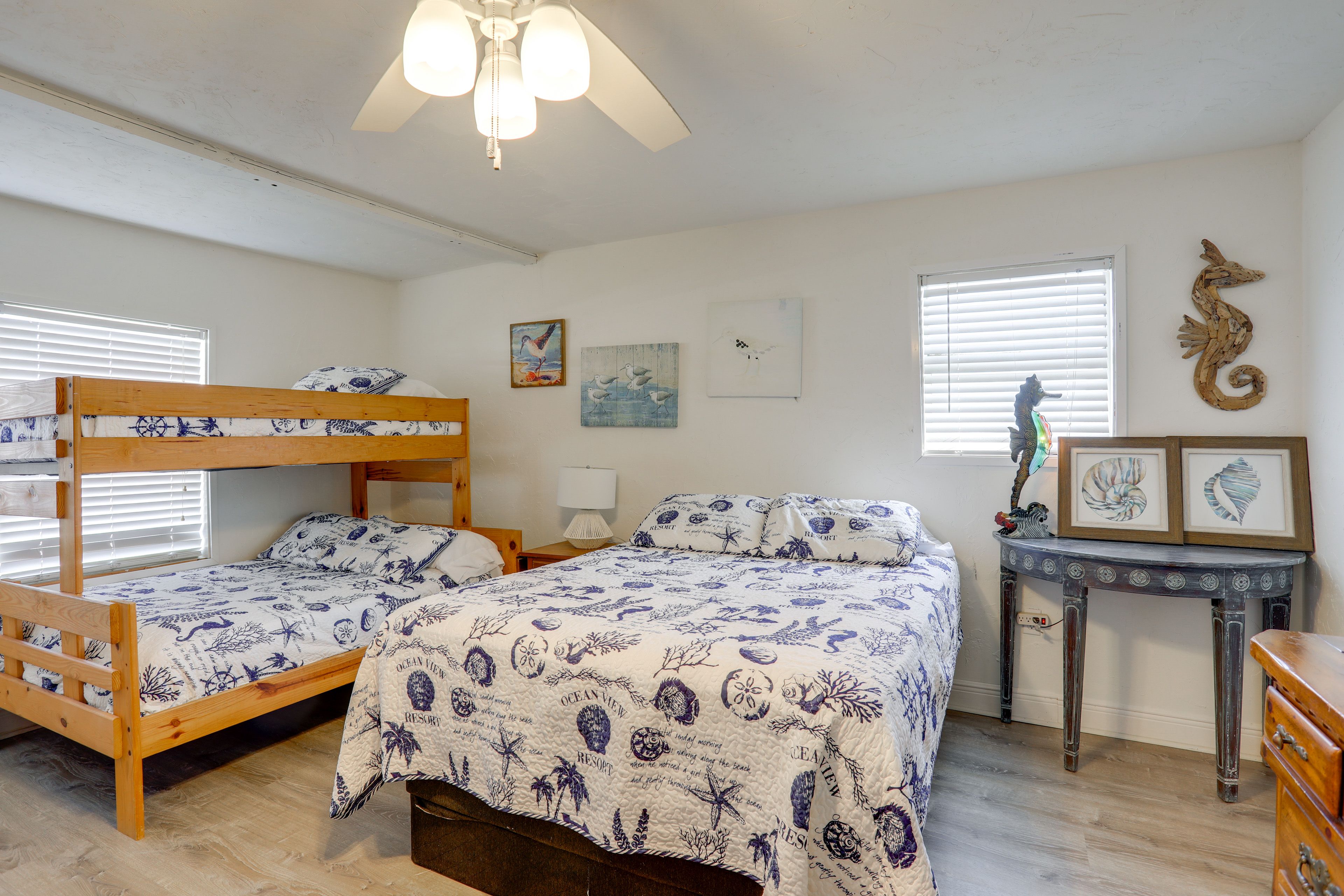 Bedroom 2 | Queen Bed | 2 Twin/Full Bunk Beds