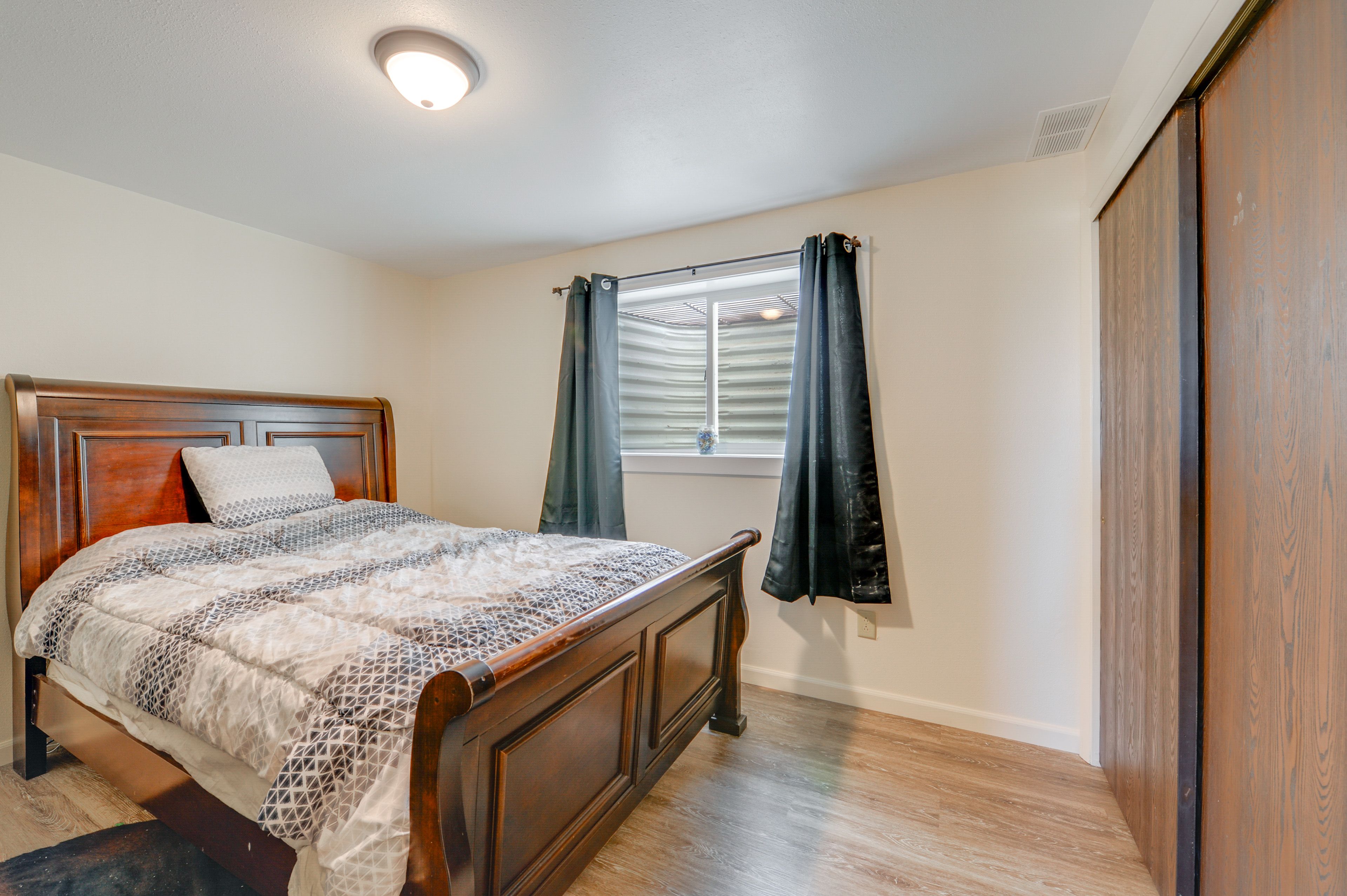 Bedroom 2 | Queen Bed