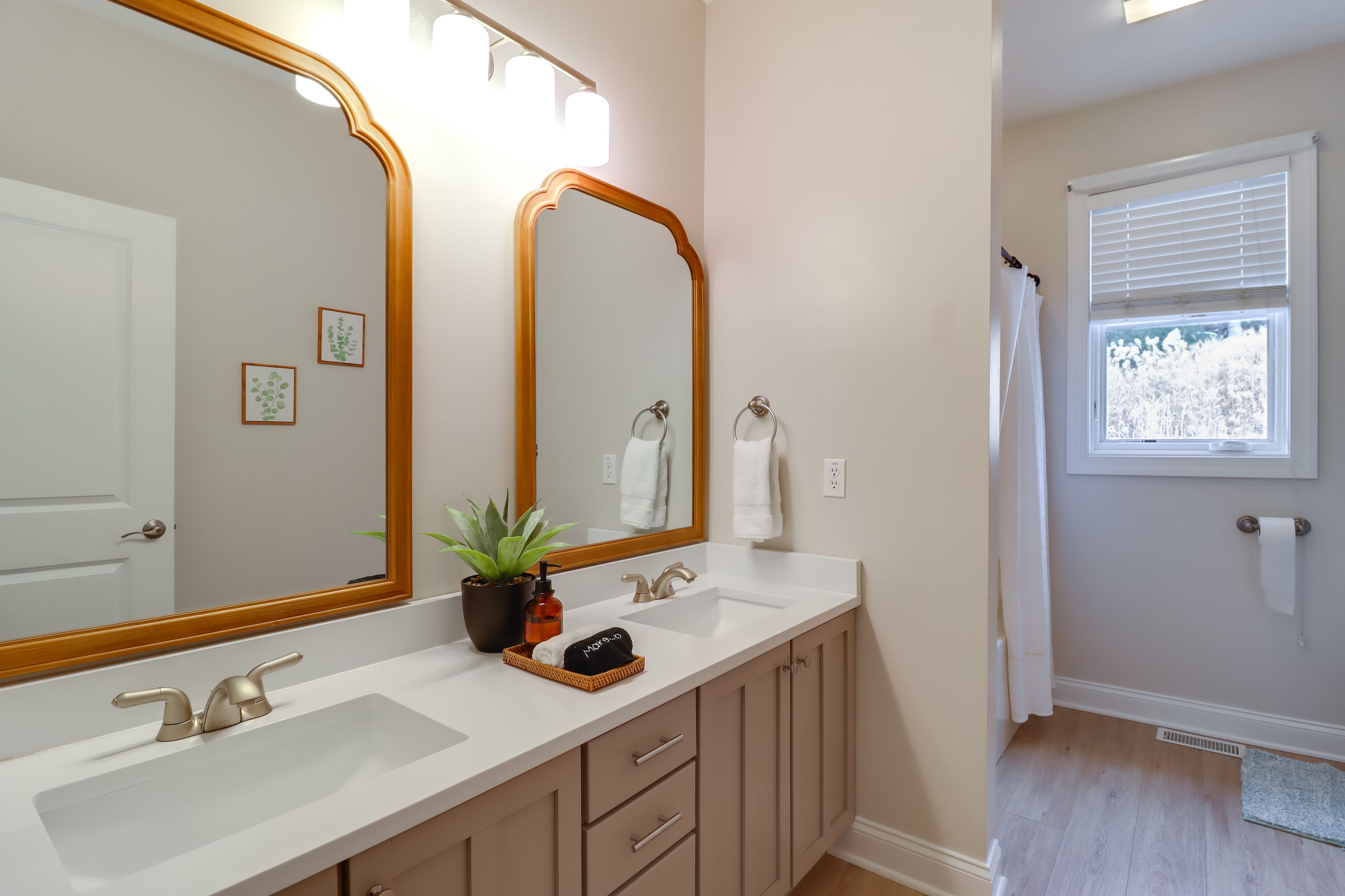 Bathroom | Bathtub/Shower | Towels Provided | 2nd Floor