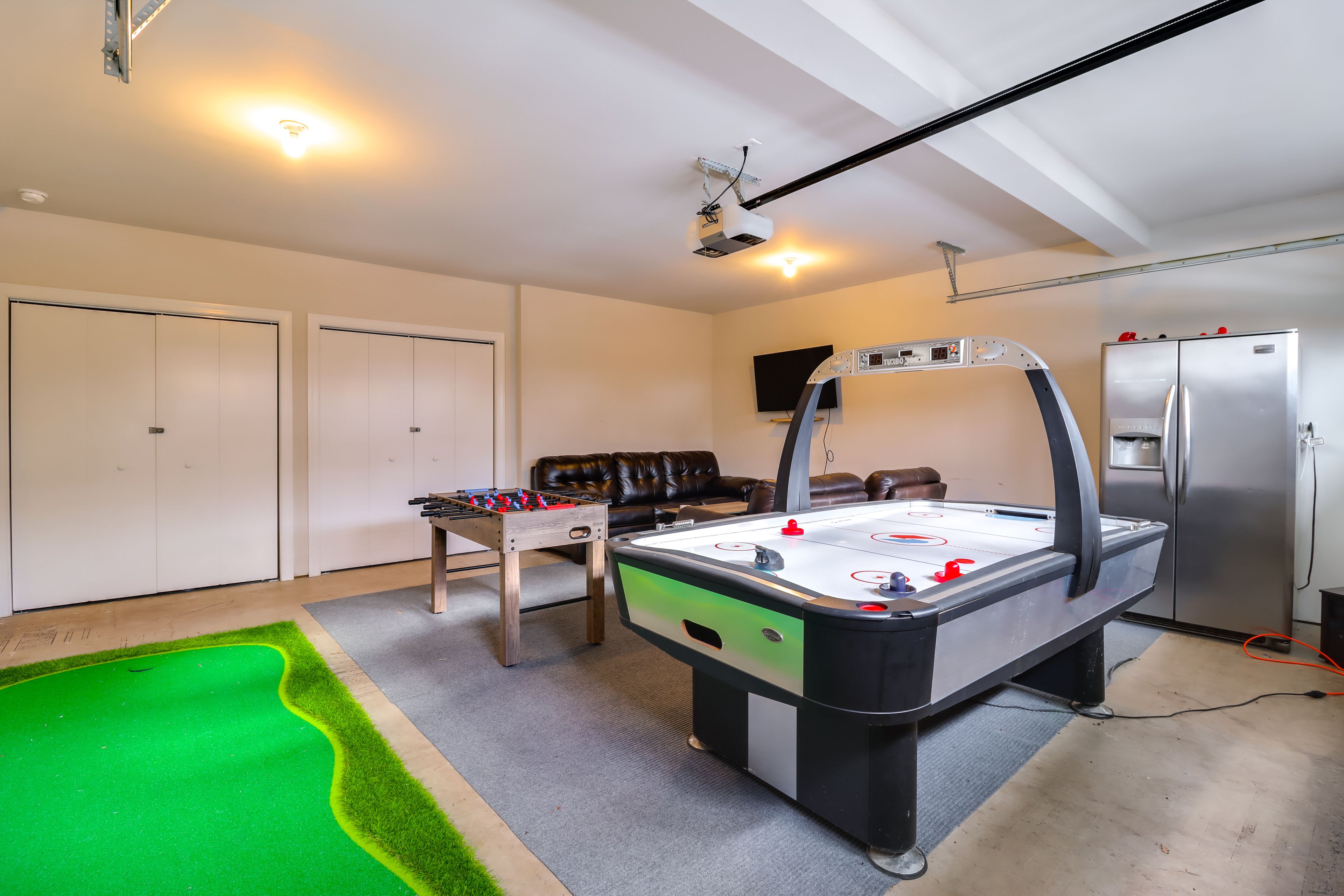 Game Room | Air Hockey Table | Putting Green