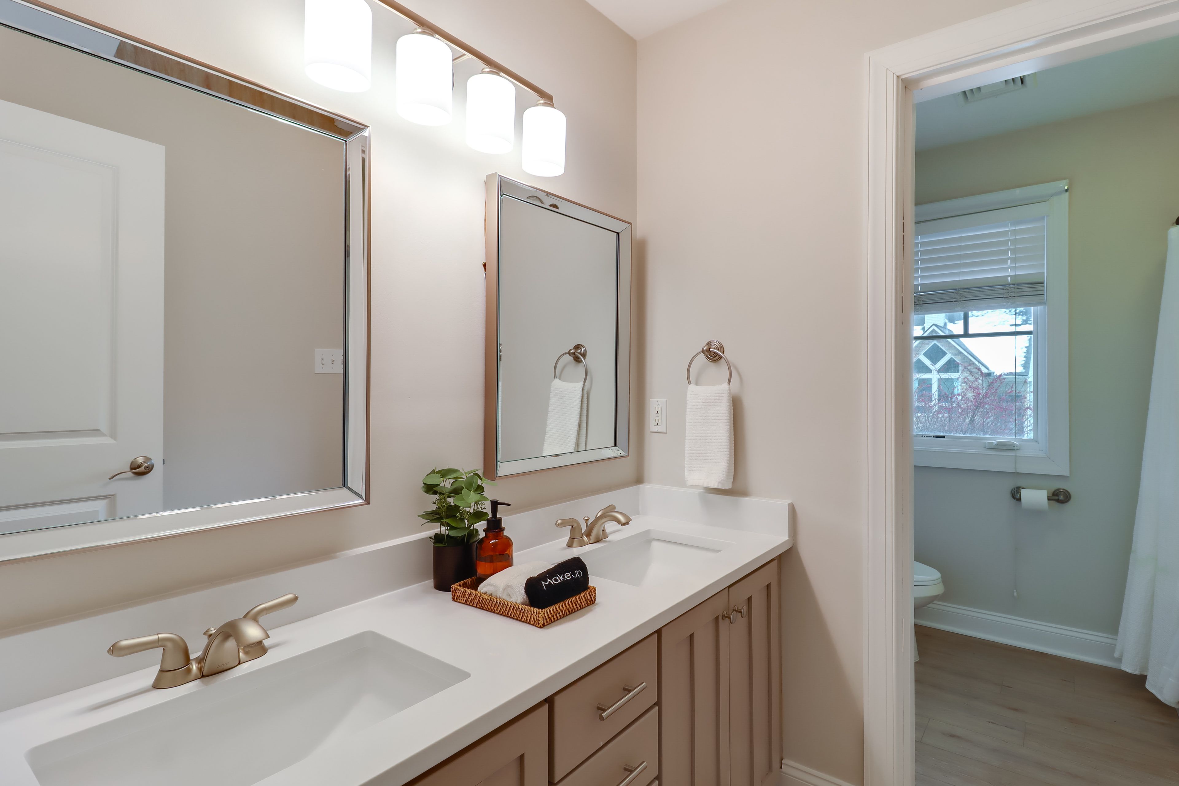 Bathroom | Bathtub/Shower | 1st Floor