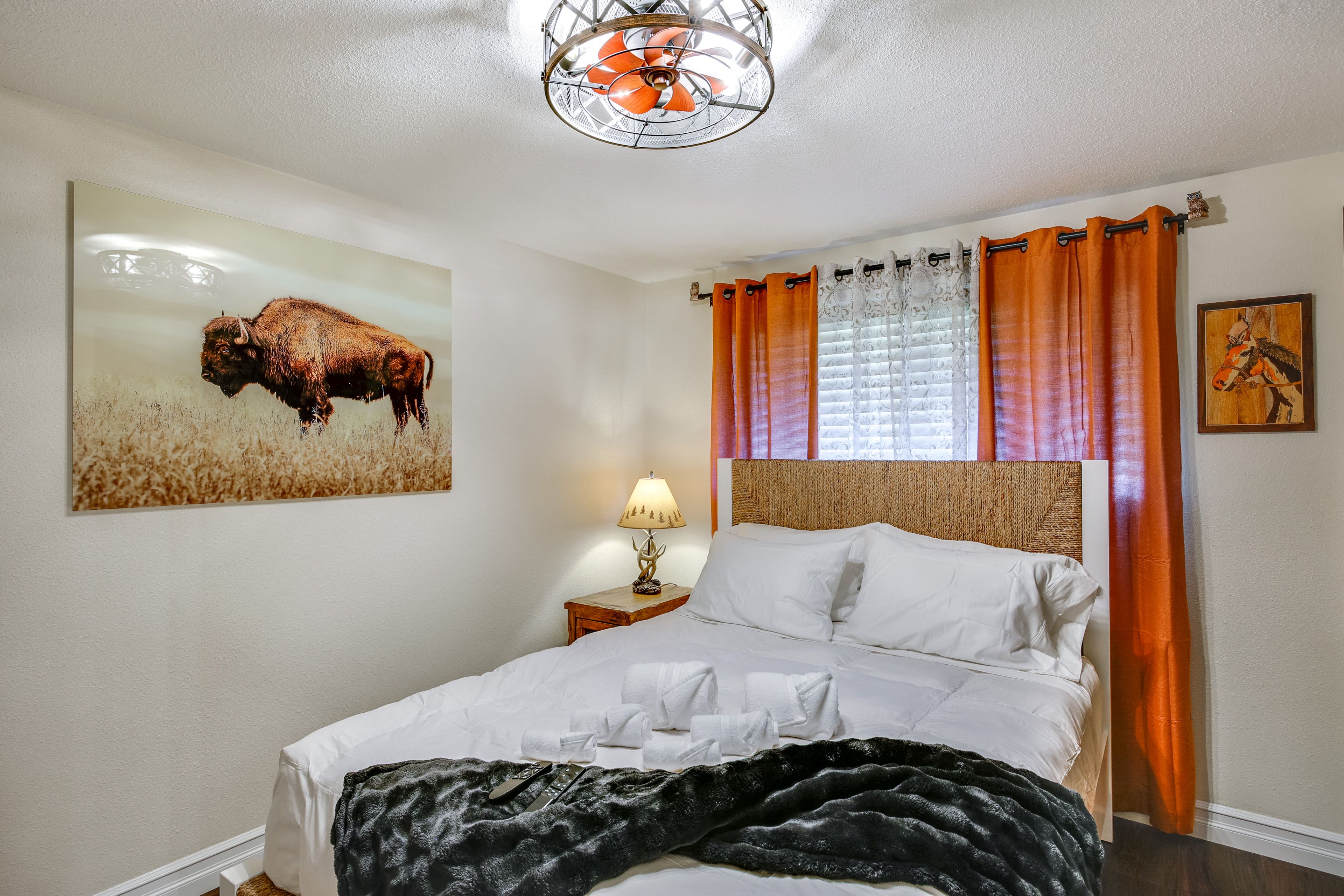 Bedroom 1 | Queen Bed